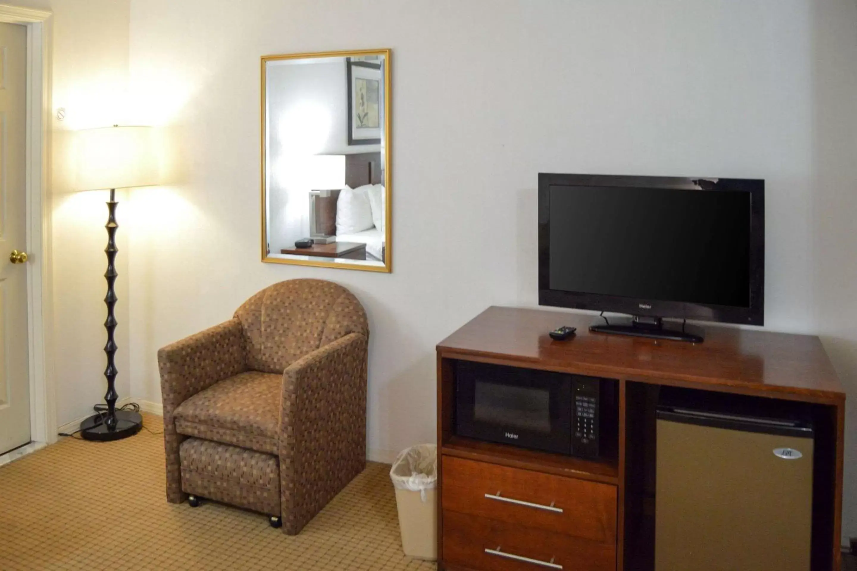 Photo of the whole room, TV/Entertainment Center in Quality Inn Yosemite Valley Gateway