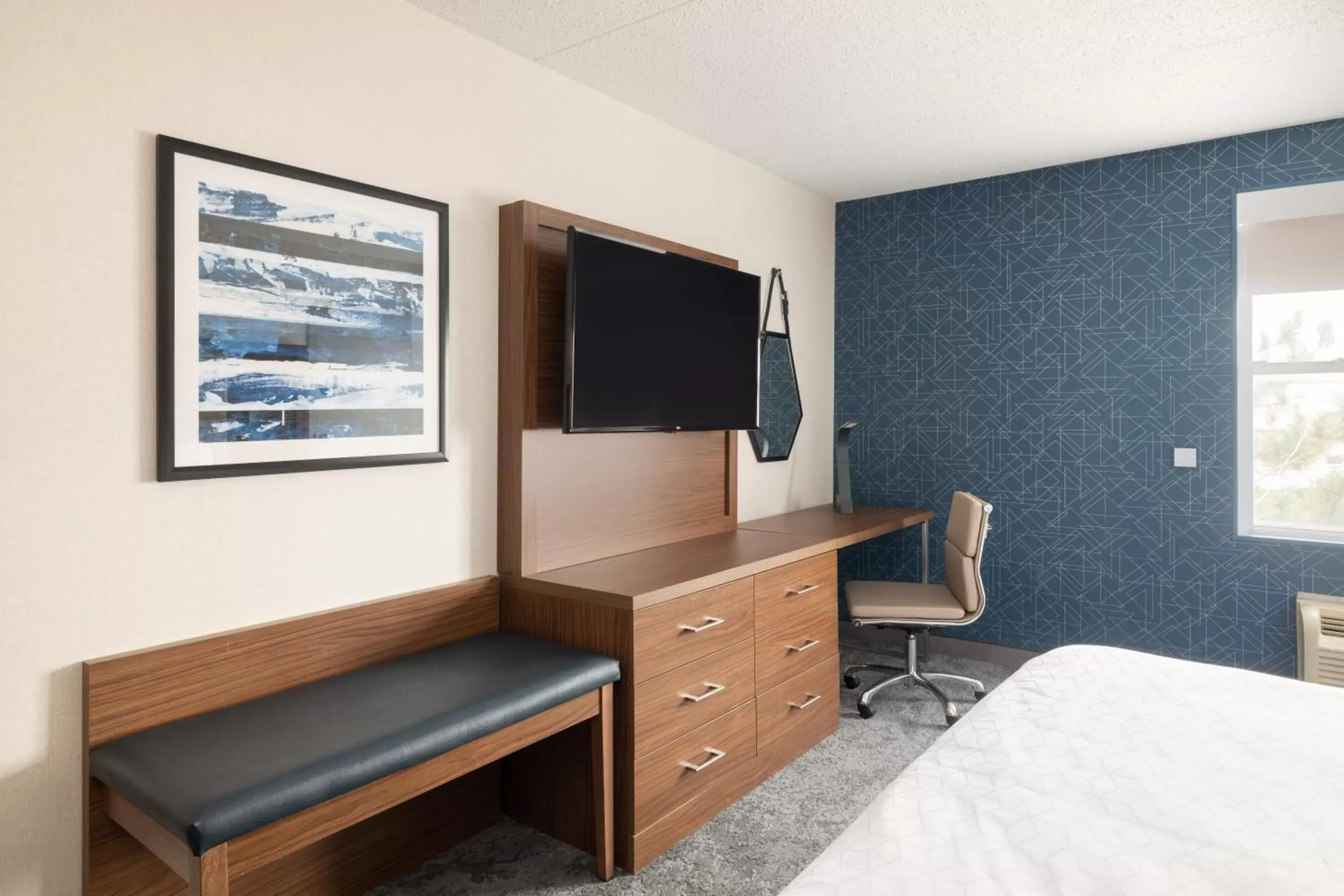 Photo of the whole room, TV/Entertainment Center in Holiday Inn Express & Suites Boston - Cambridge, an IHG Hotel