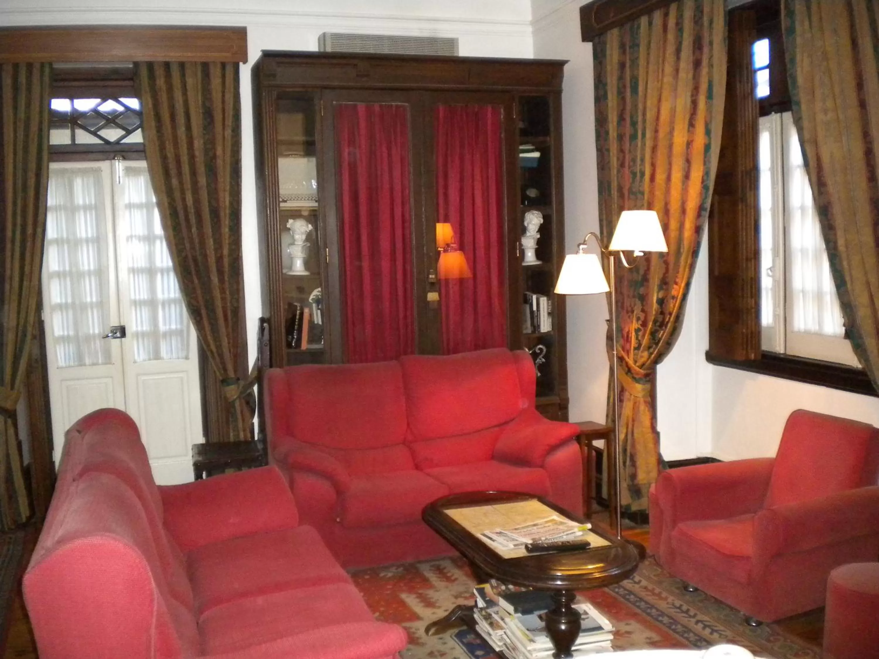 Communal lounge/ TV room in Hotel Residencial Alentejana