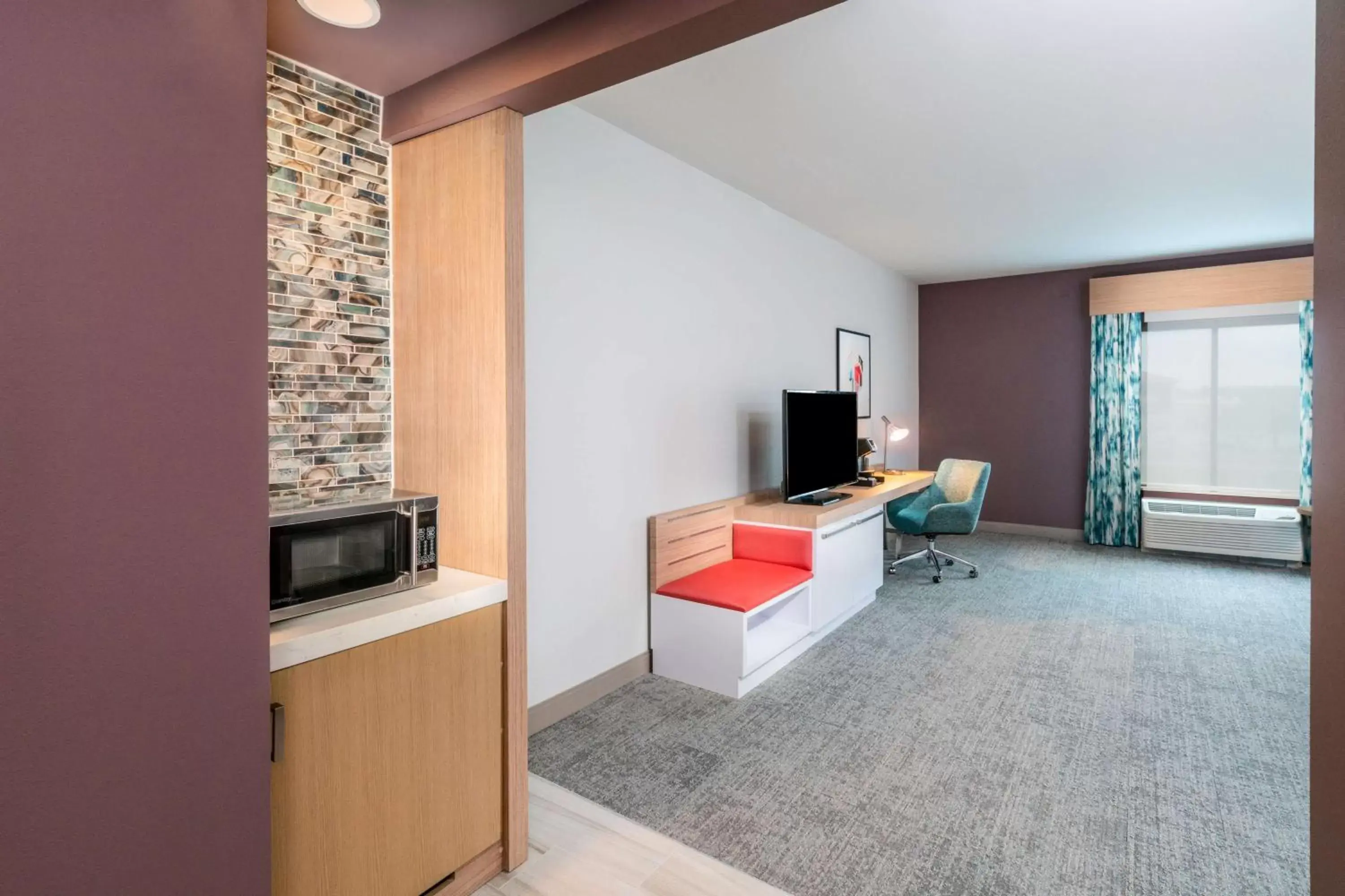 Bedroom, TV/Entertainment Center in Hilton Garden Inn Brunswick