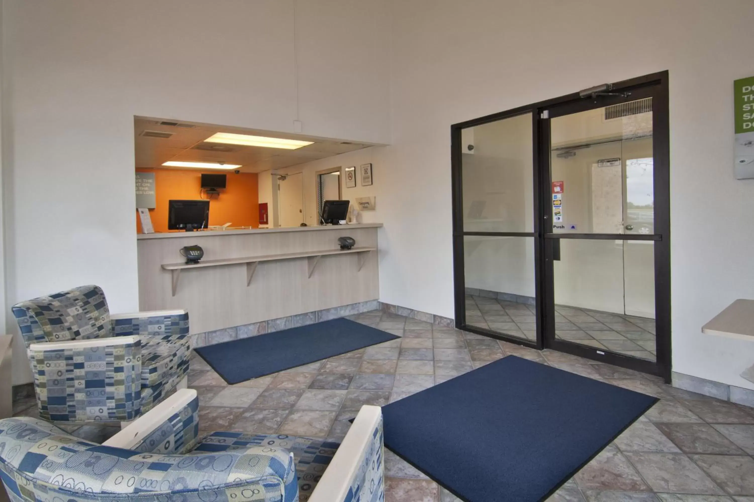 Lobby or reception in Motel 6-Lakeville, MN - South - Lakeville