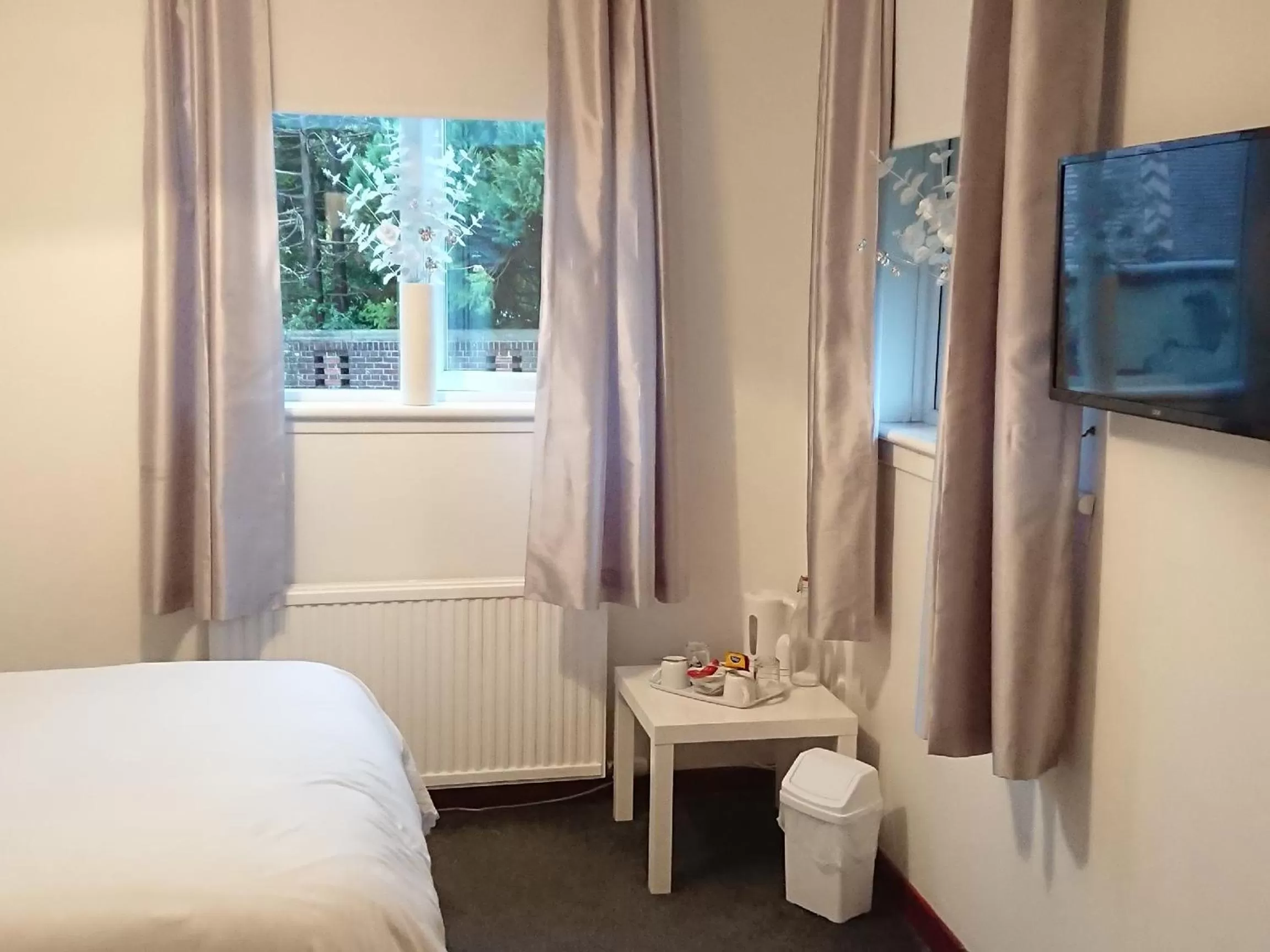 Bedroom, Bed in Glenfern Guest House and a separate Cottage with its own private hot tub