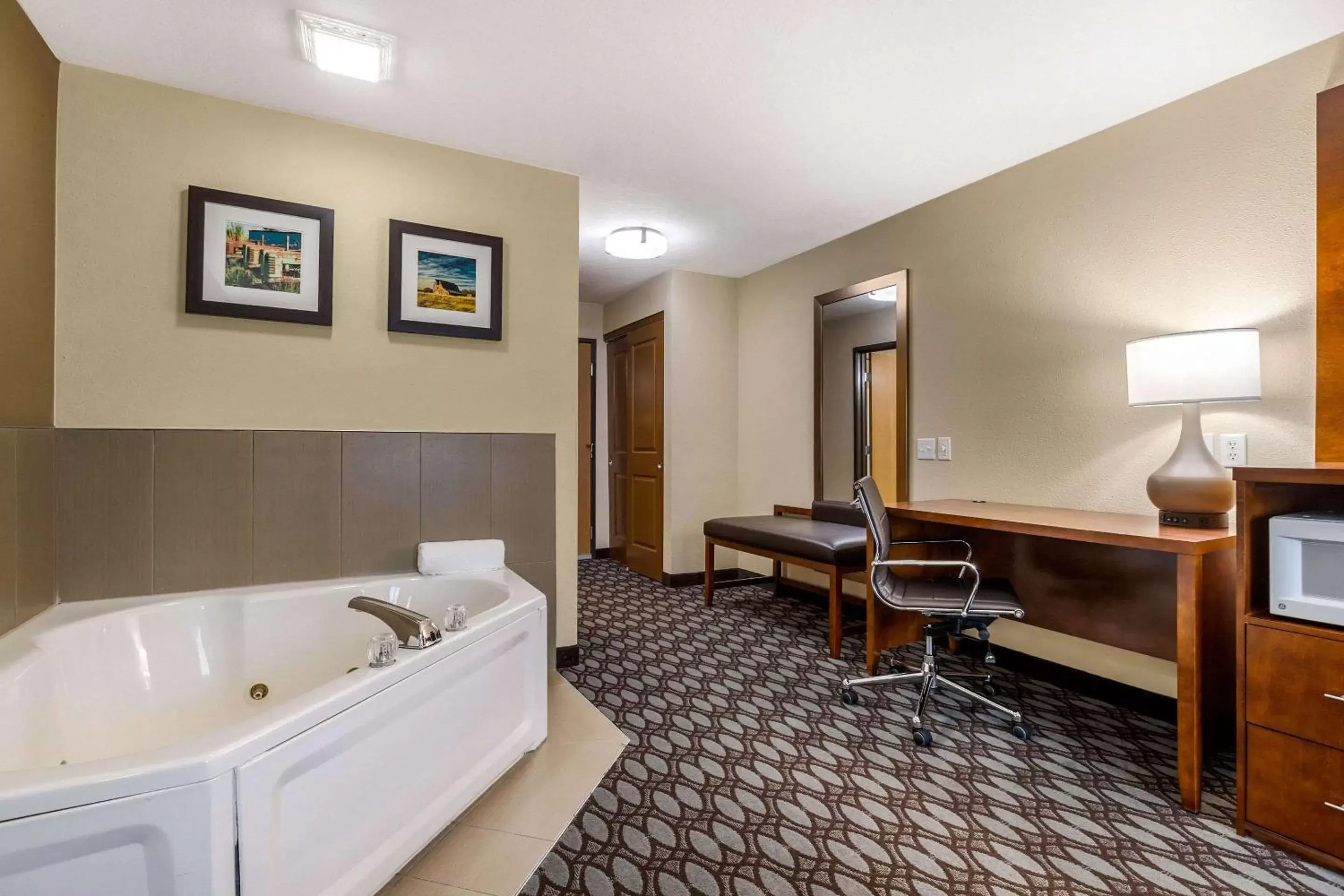 Photo of the whole room in Comfort Inn Story City