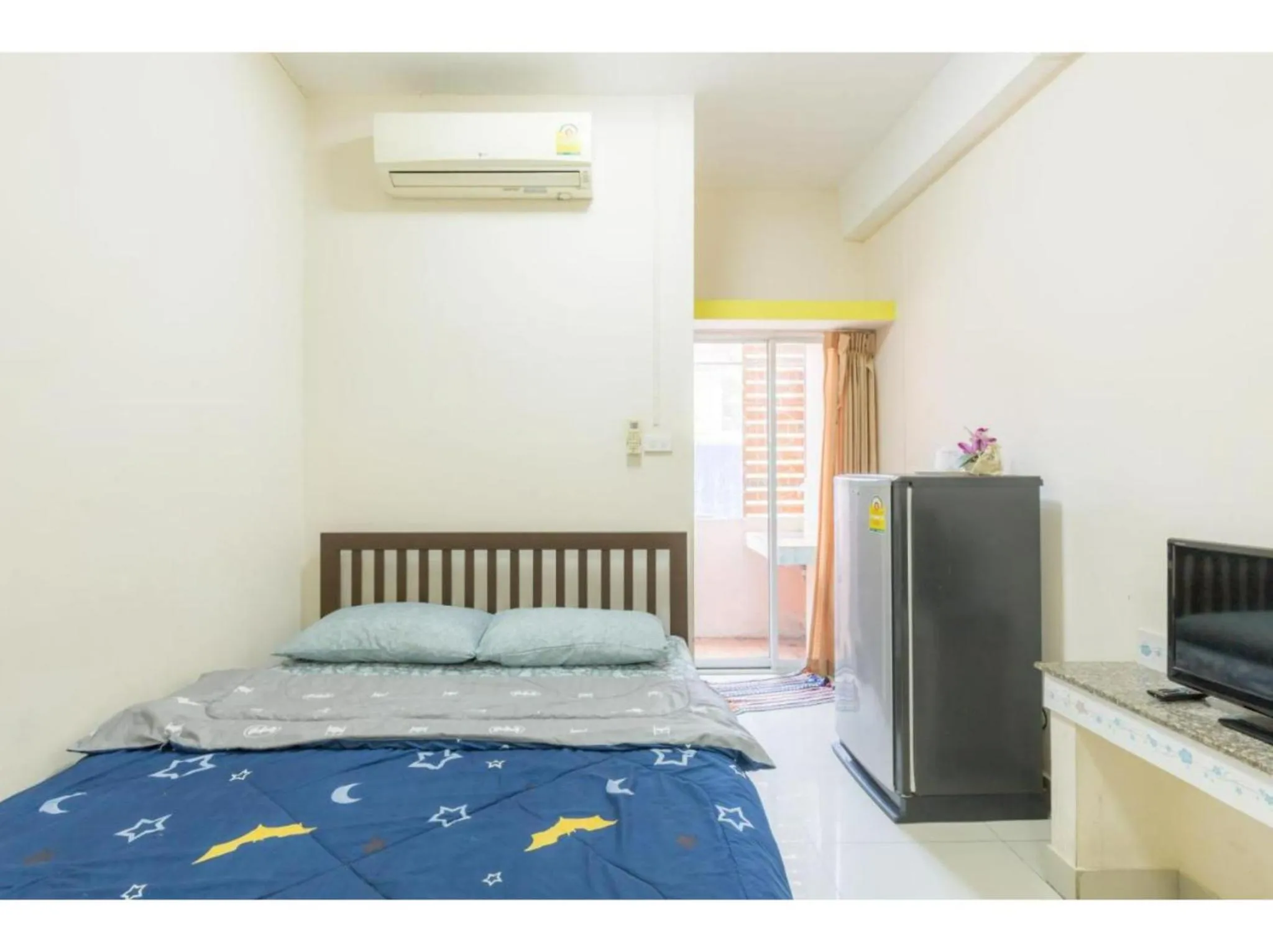 Bedroom, Bed in OYO 75405 Ladda Place