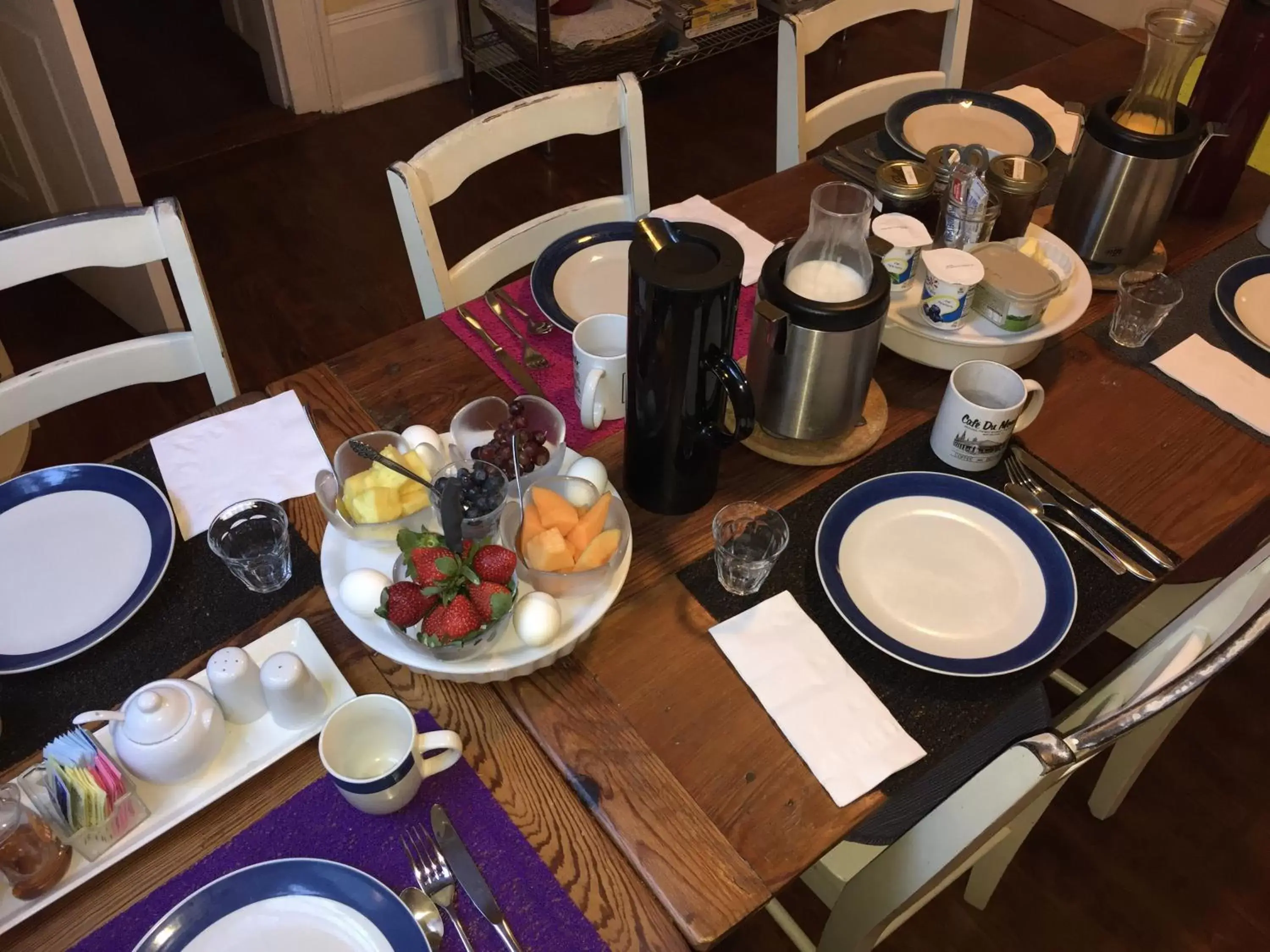 Continental breakfast, Coffee/Tea Facilities in The Burgundy Bed and Breakfast