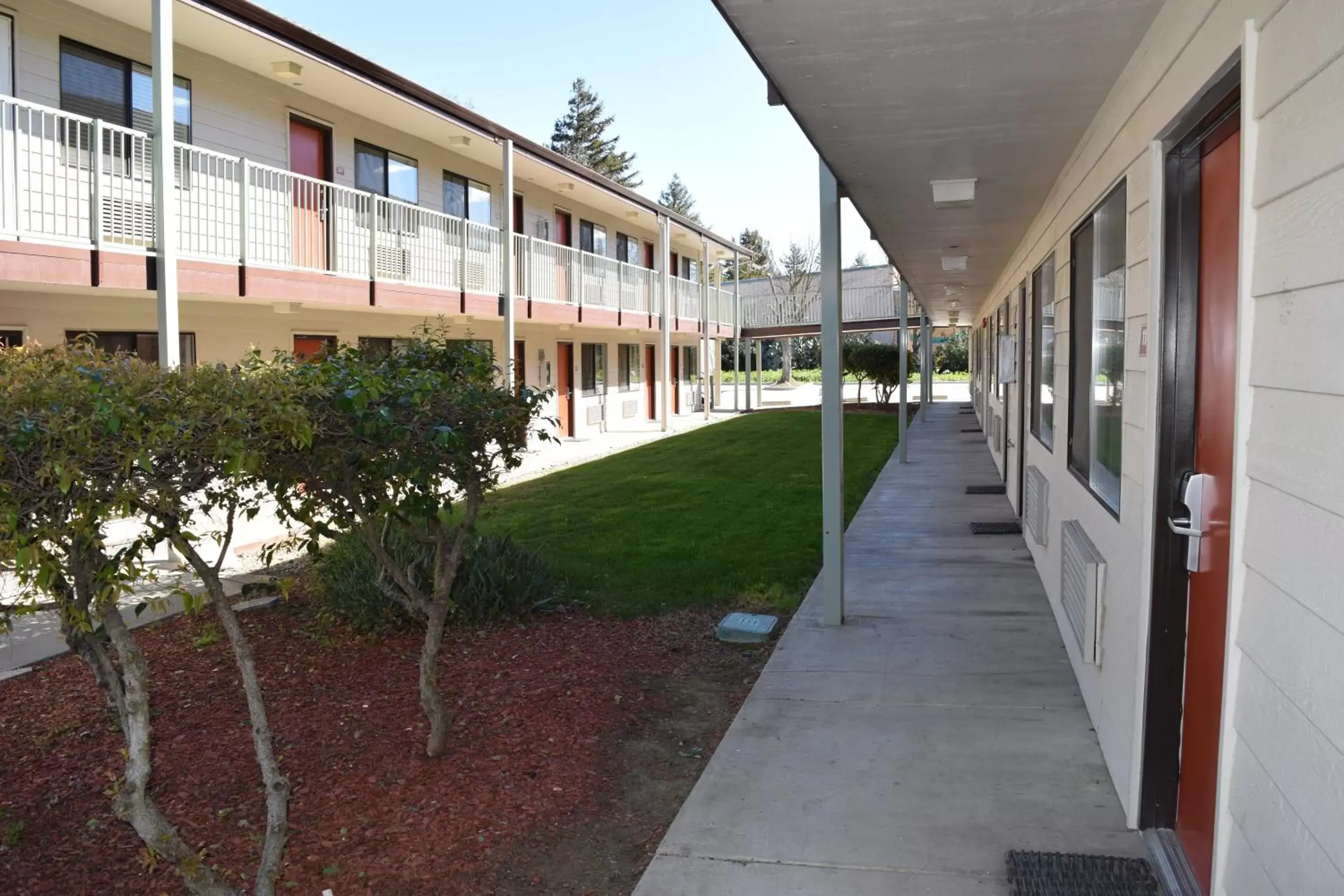 Facade/entrance in Valley Oaks Inn Woodland Facade/entrance in Valley Oaks Inn Woodland