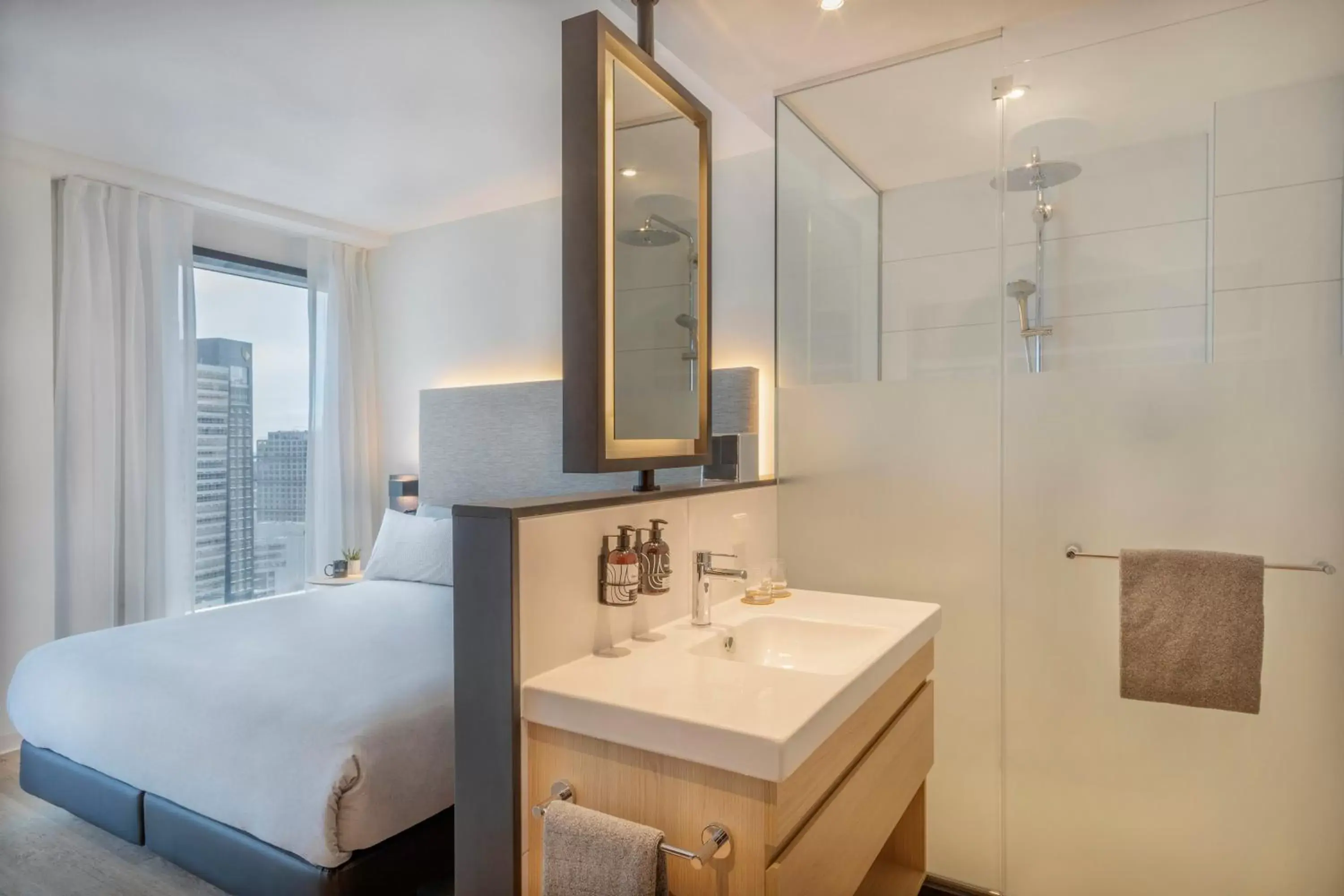 Shower, Bed in INNSiDE by Meliá Amsterdam Shower, Bed in INNSiDE by Meliá Amsterdam