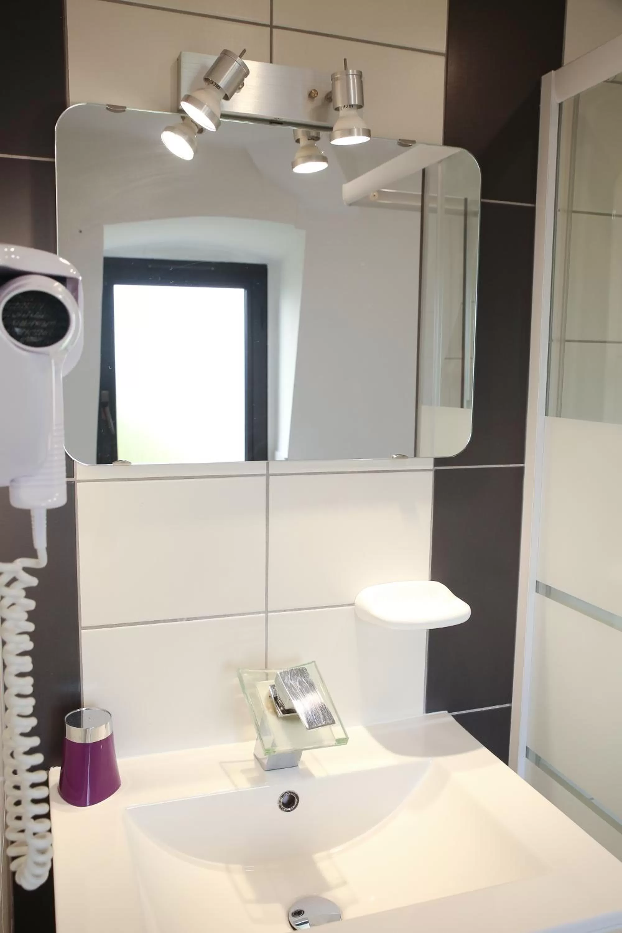 Bathroom in Hôtel La Couronne