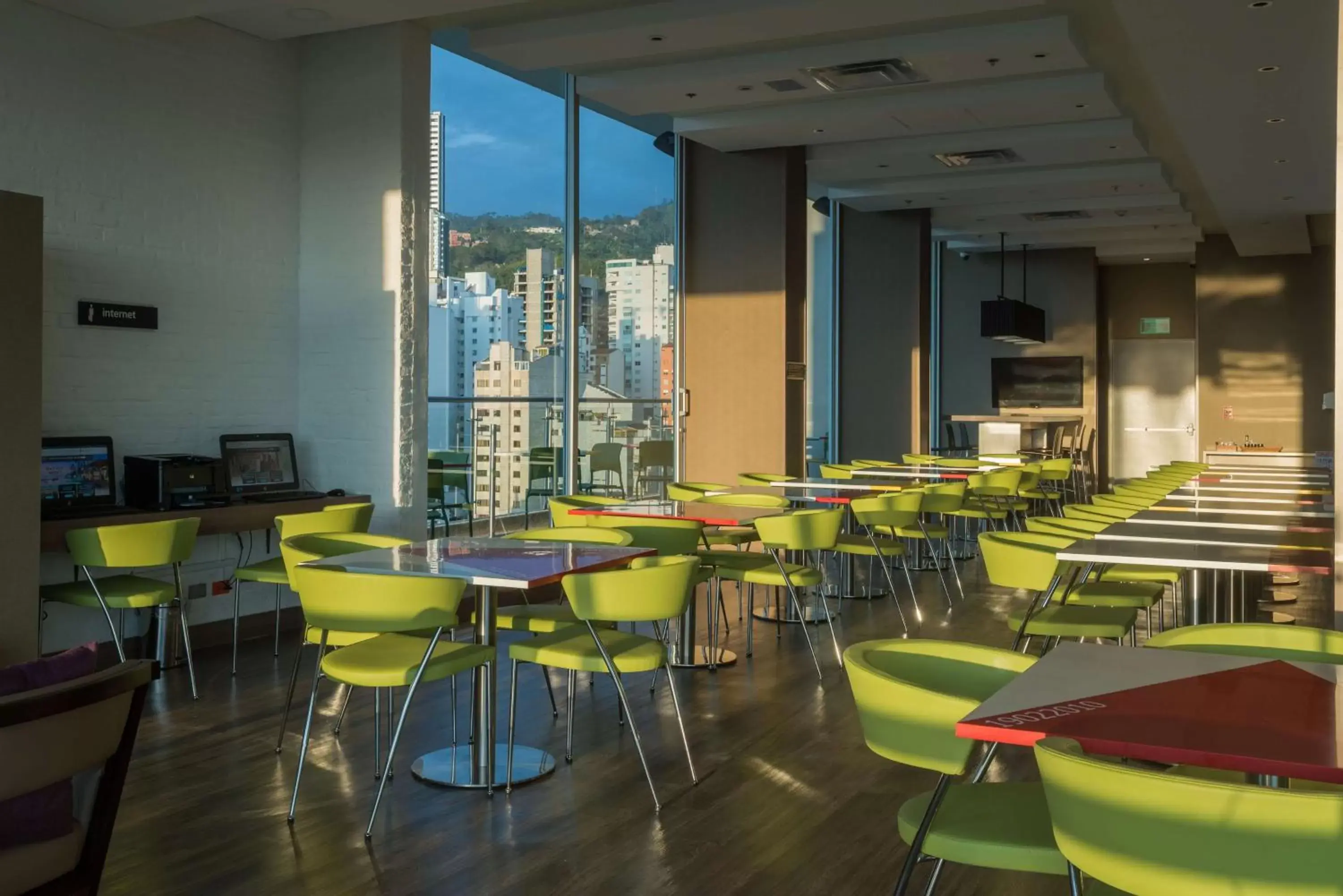 Dining area, Restaurant/Places to Eat in Hampton By Hilton Bucaramanga