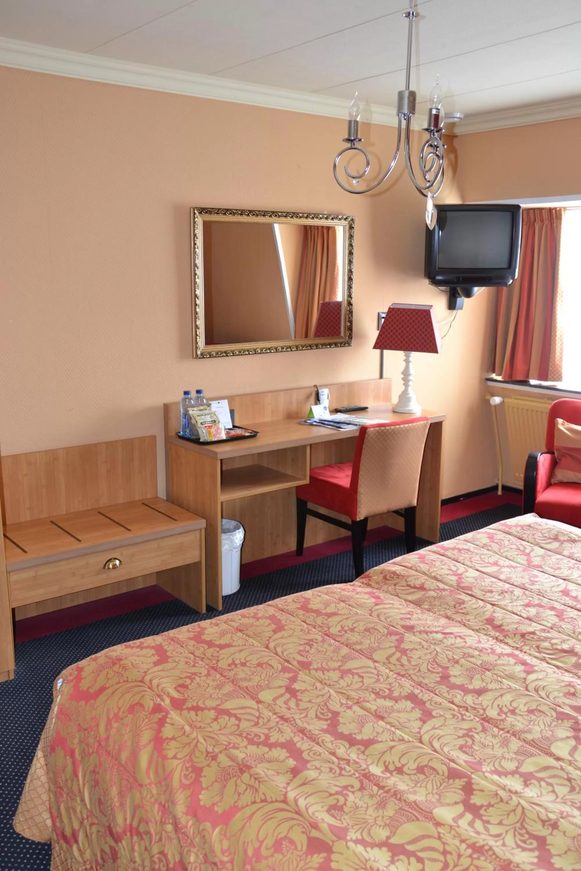 TV and multimedia, Bed in Fletcher Hotel Restaurant Marijke