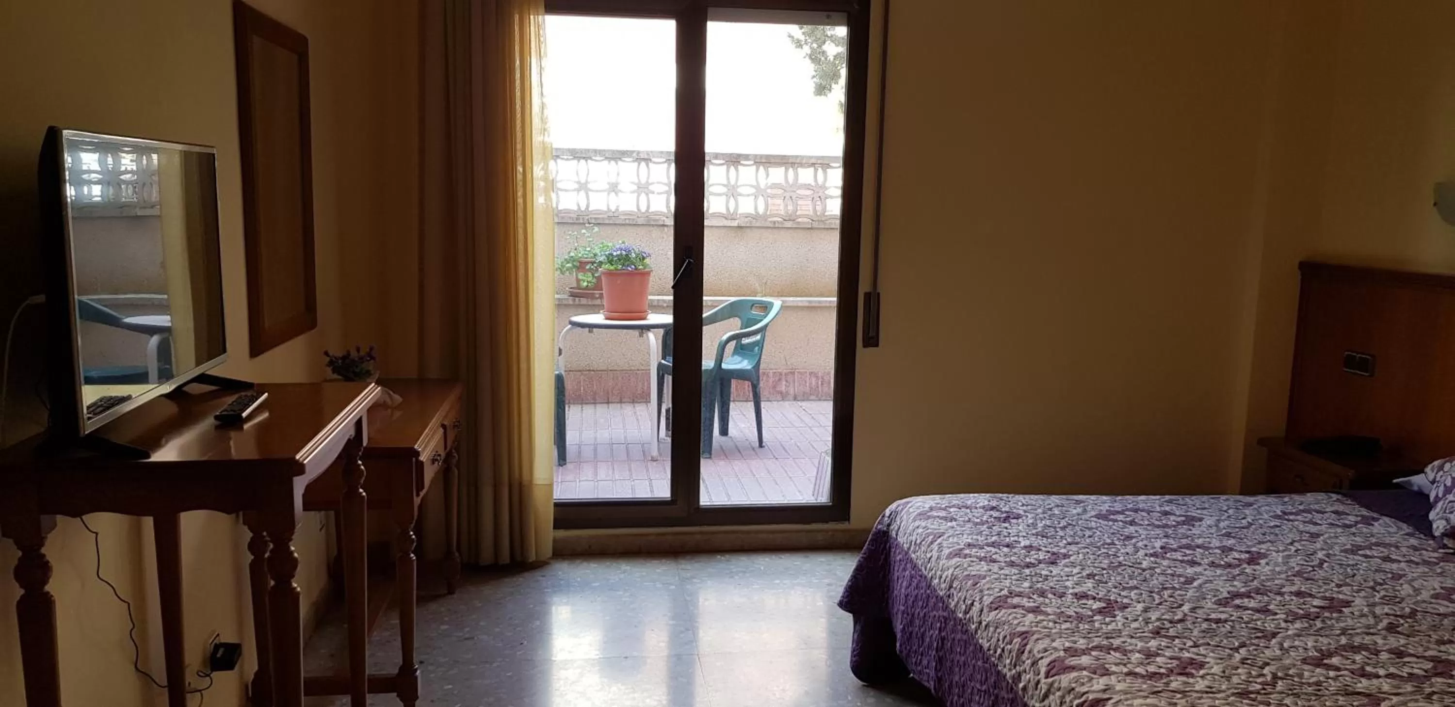 Bed in Hotel Reina Isabel