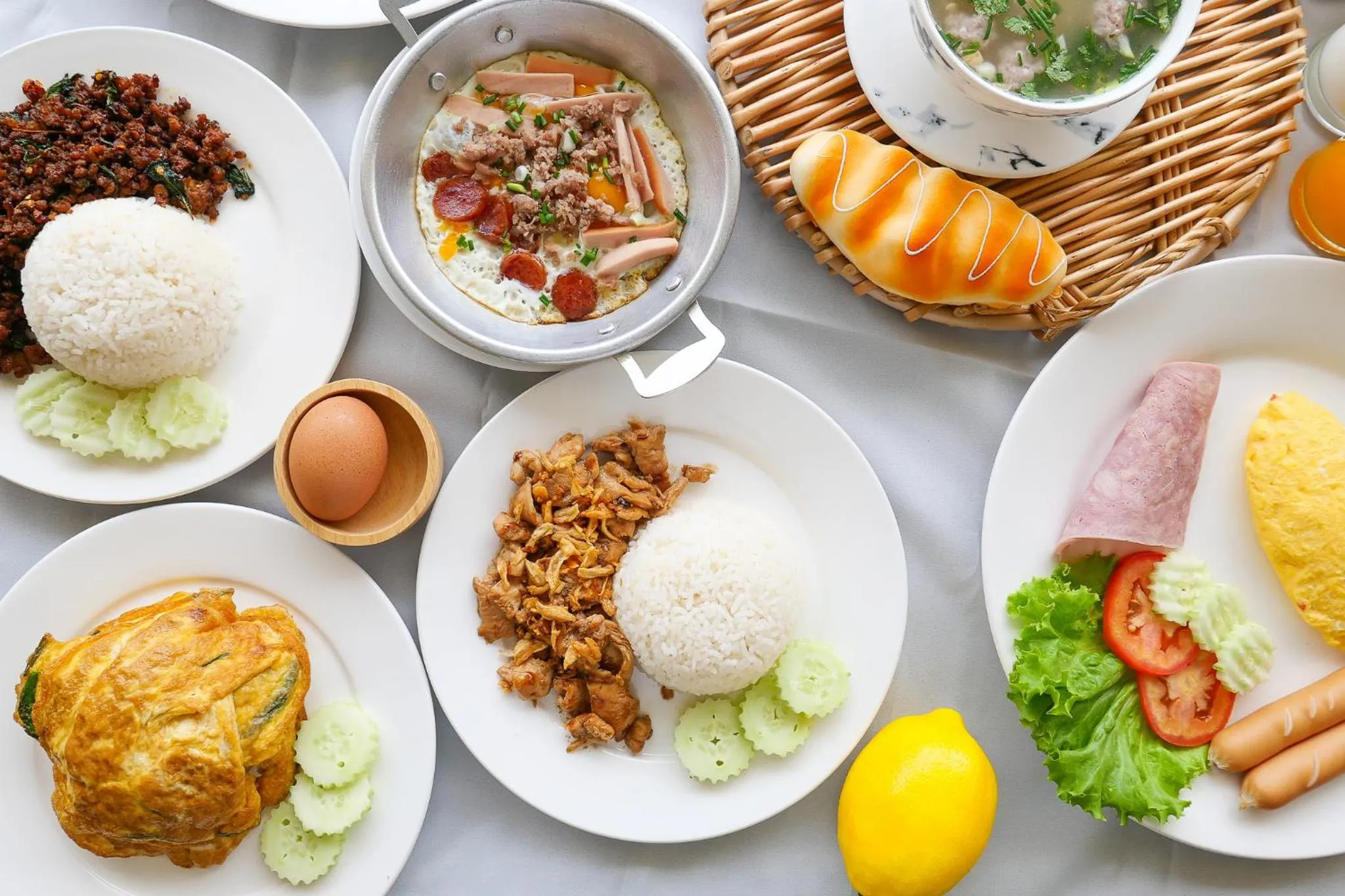 Food and drinks in AU Place Hotel