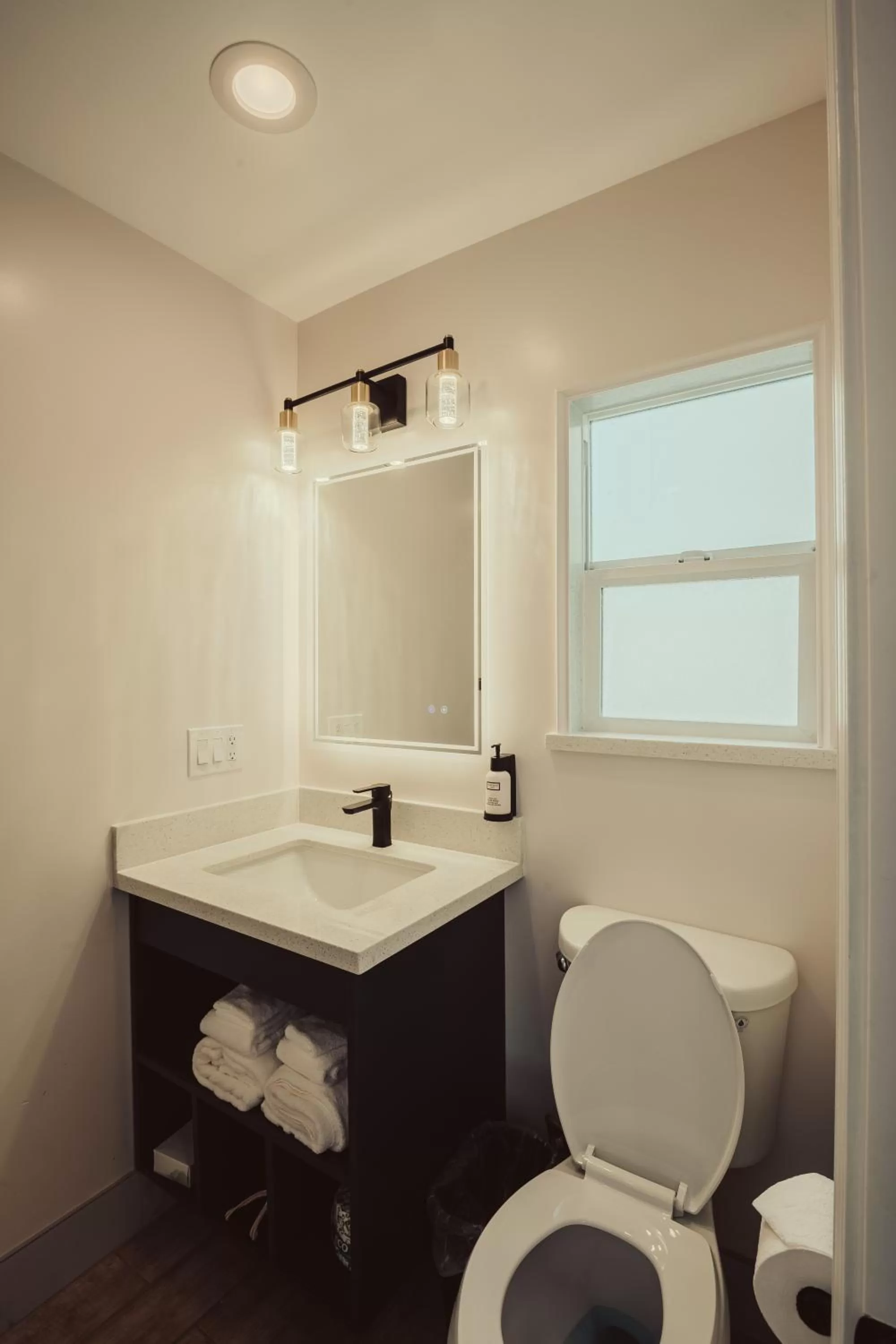 Toilet in Blufftop Inn & Suites - Wharf/Restaurant District