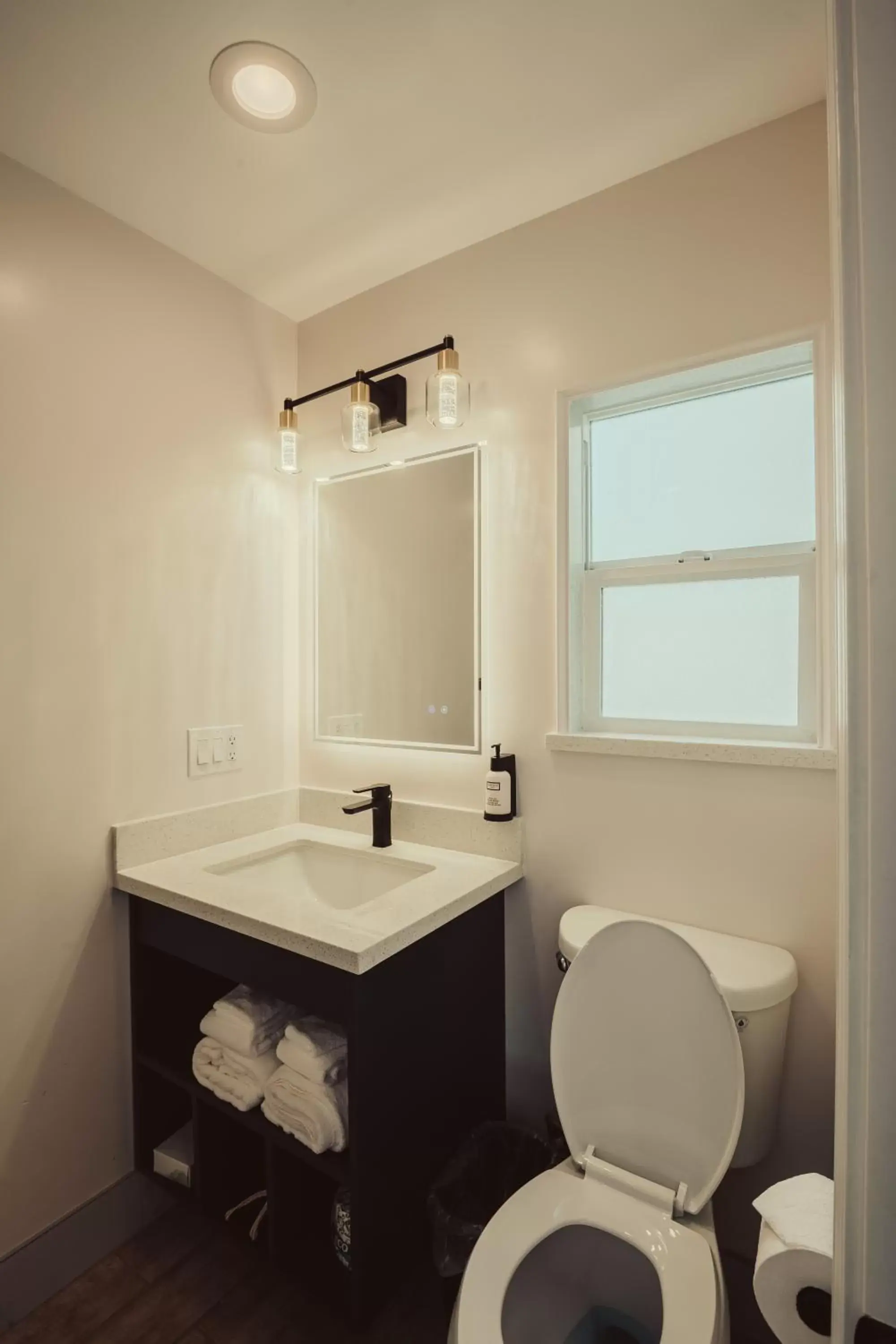 Toilet in Blufftop Inn & Suites - Wharf/Restaurant District Toilet in Blufftop Inn & Suites - Wharf/Restaurant District