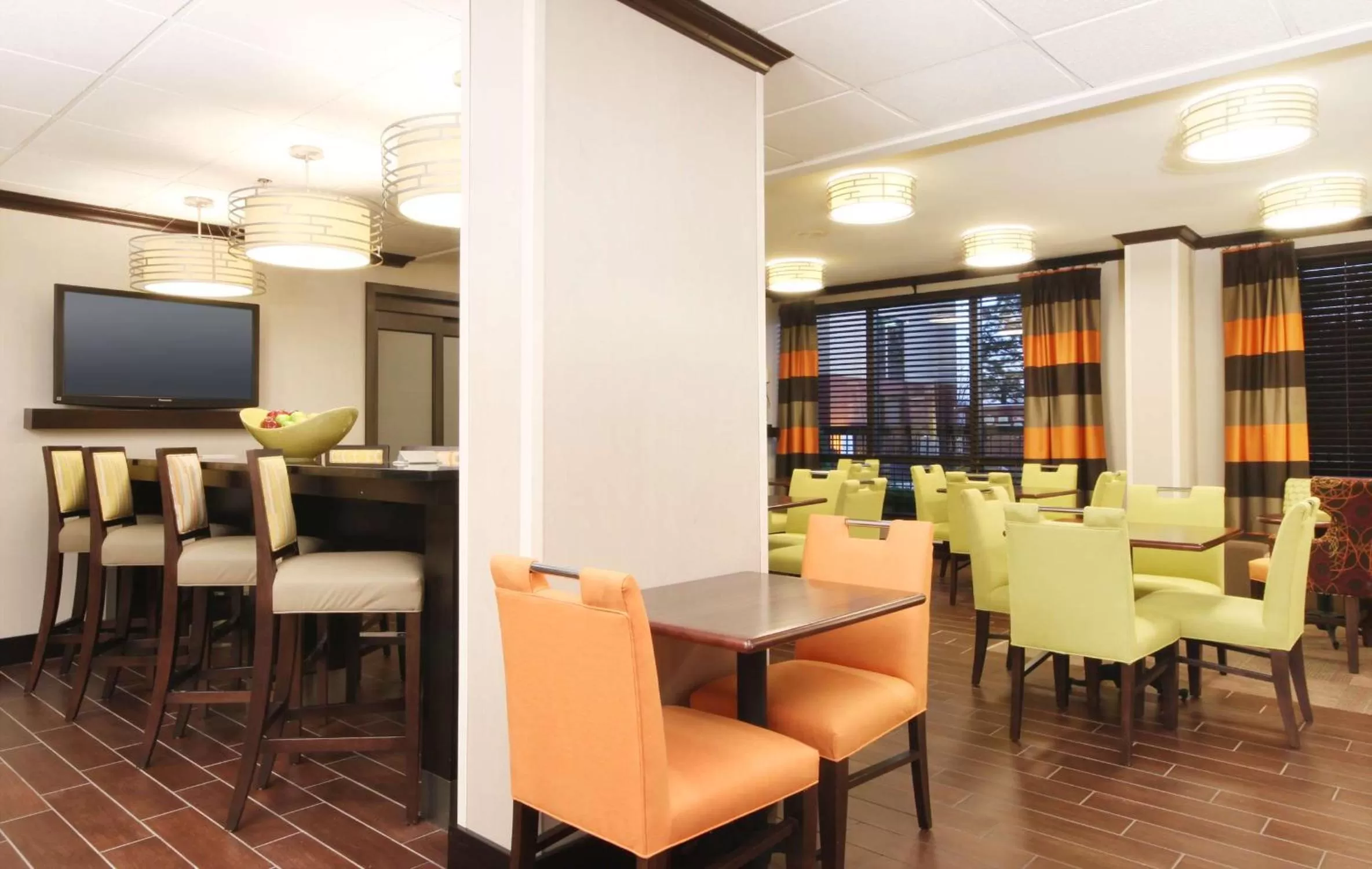 Dining area in Hampton Inn Overland Park