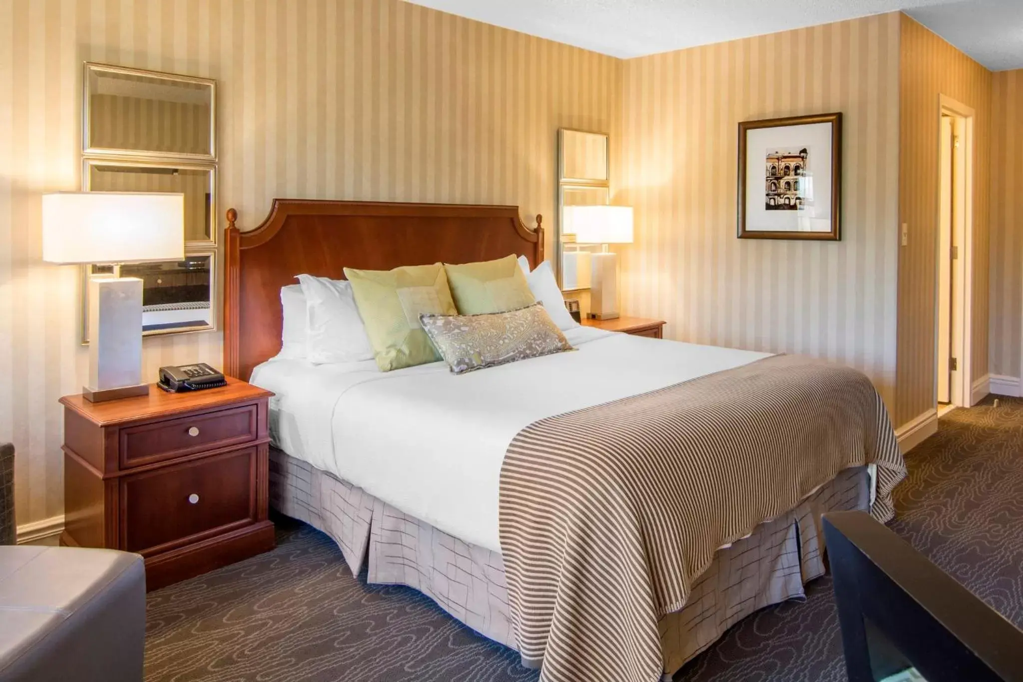 Photo of the whole room, Bed in Omni Charlottesville Hotel