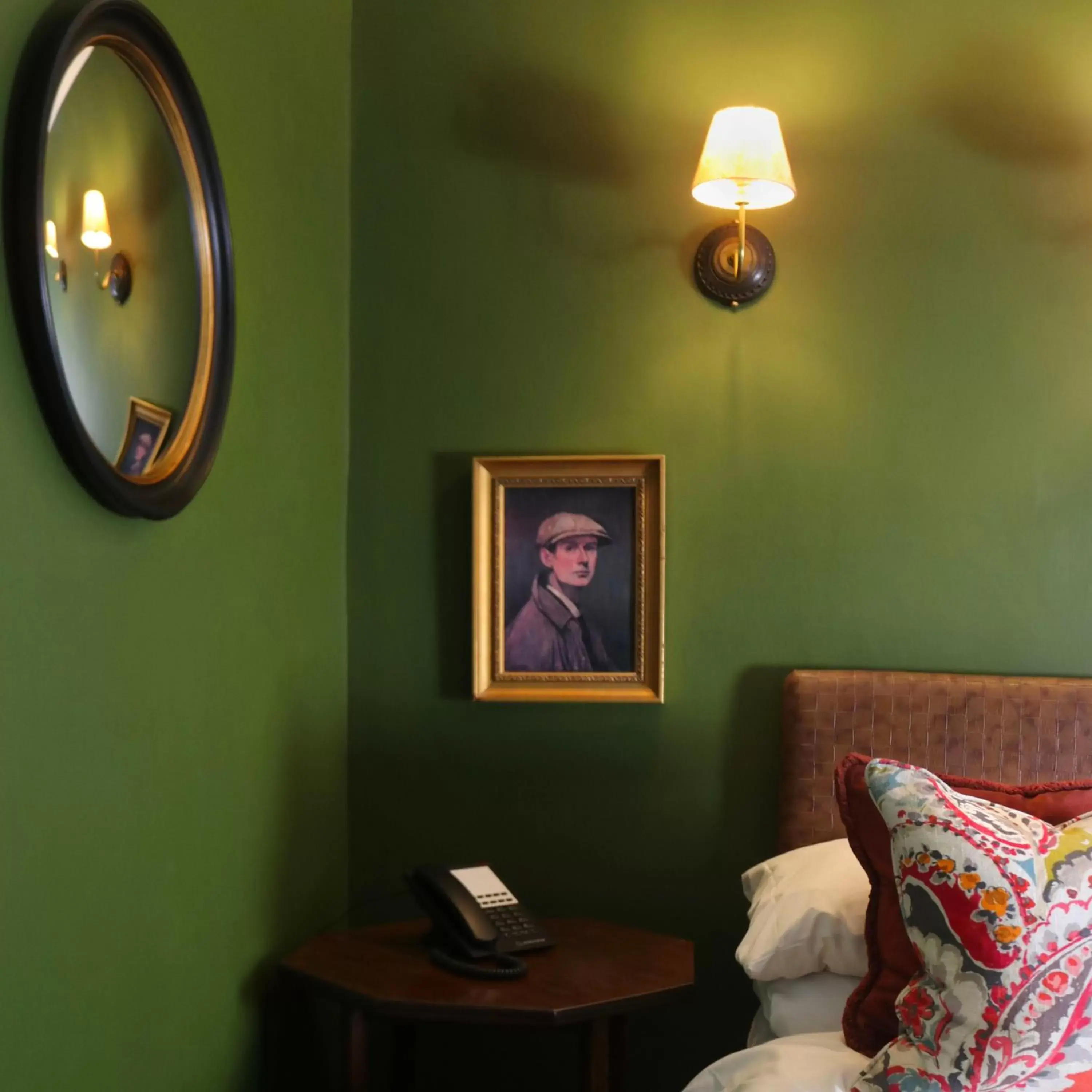 Bed, Seating Area in Tower Hotel