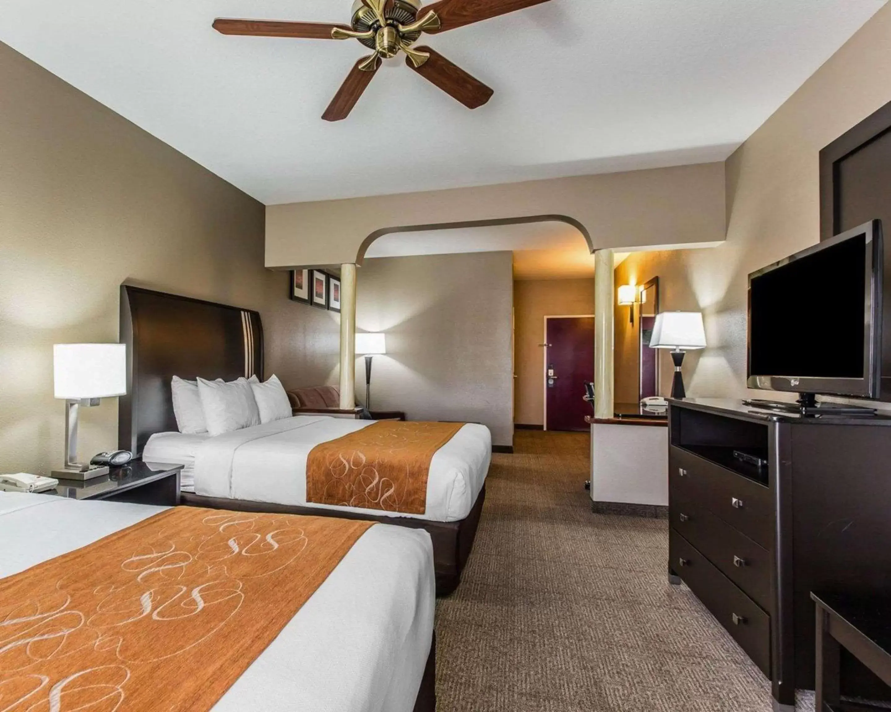 Bedroom, Bed in Comfort Suites Bakersfield