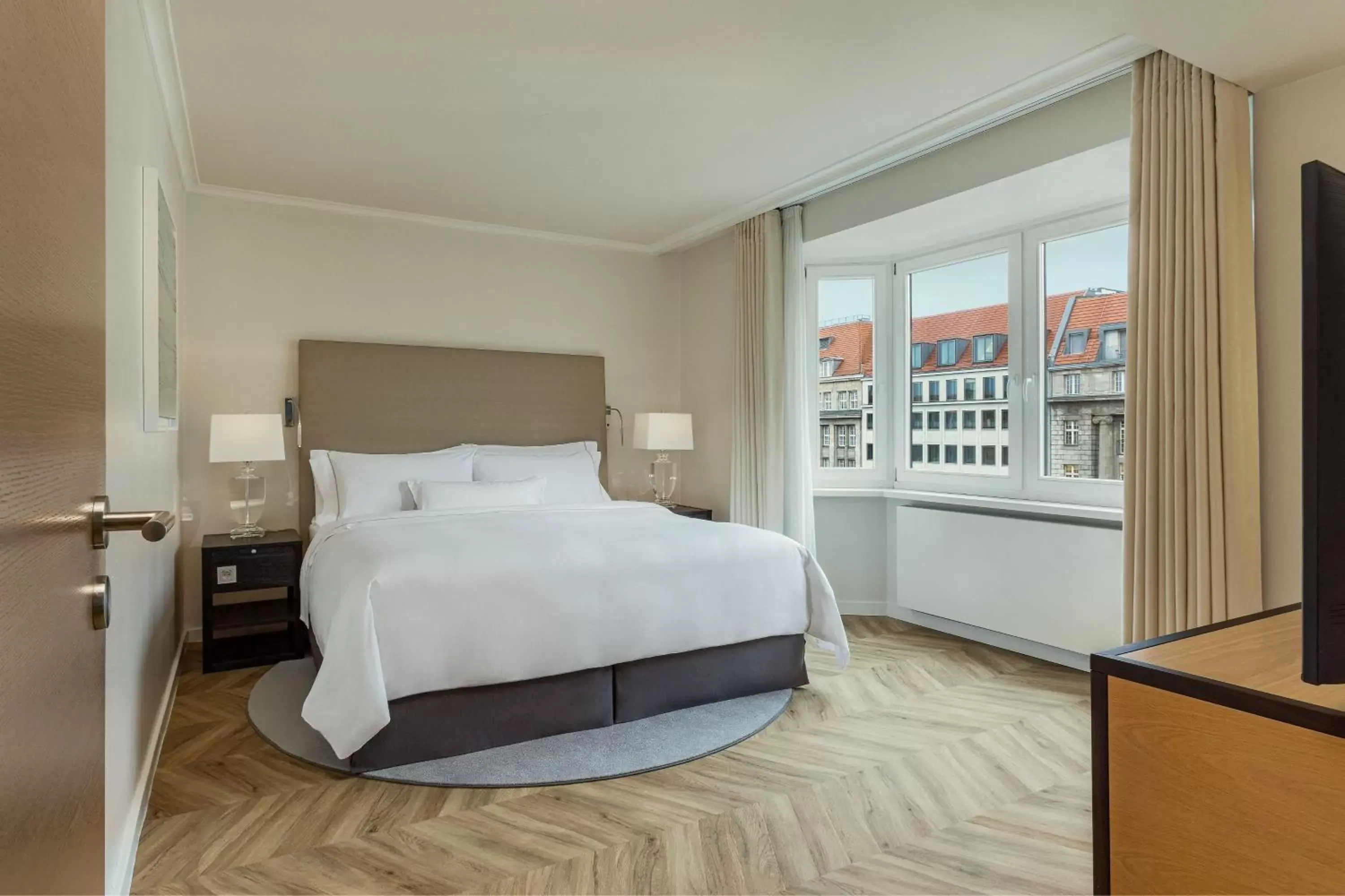 Photo of the whole room, Bed in The Westin Grand Berlin