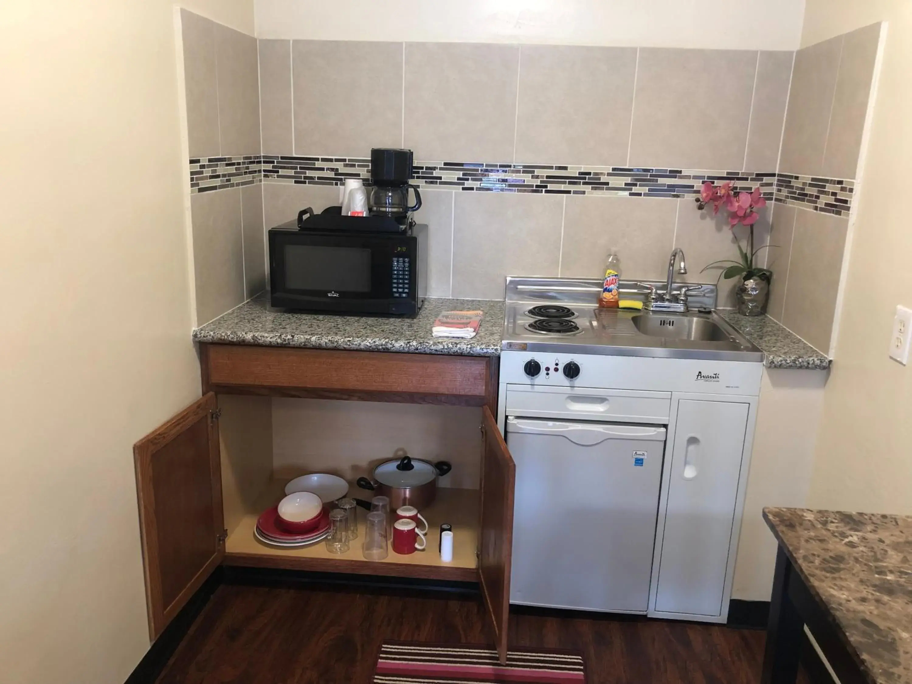 Kitchen/Kitchenette in Mount-N-Lake Motel