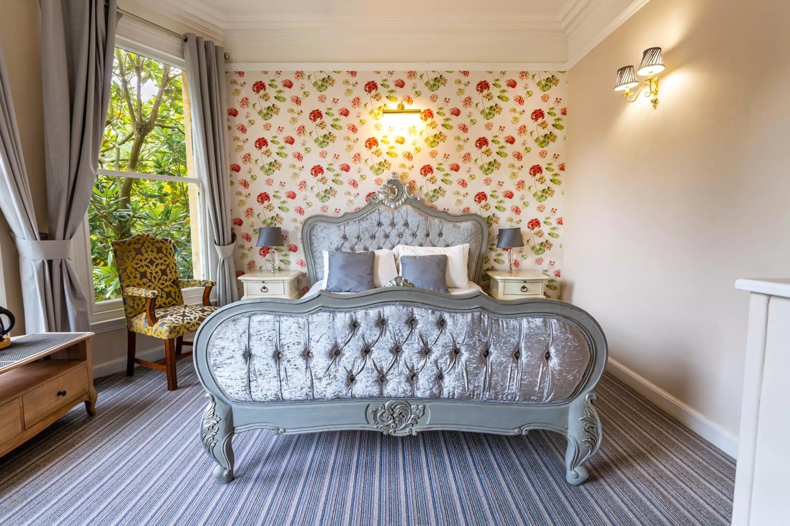 Bedroom, Bed in Woodland Manor Hotel