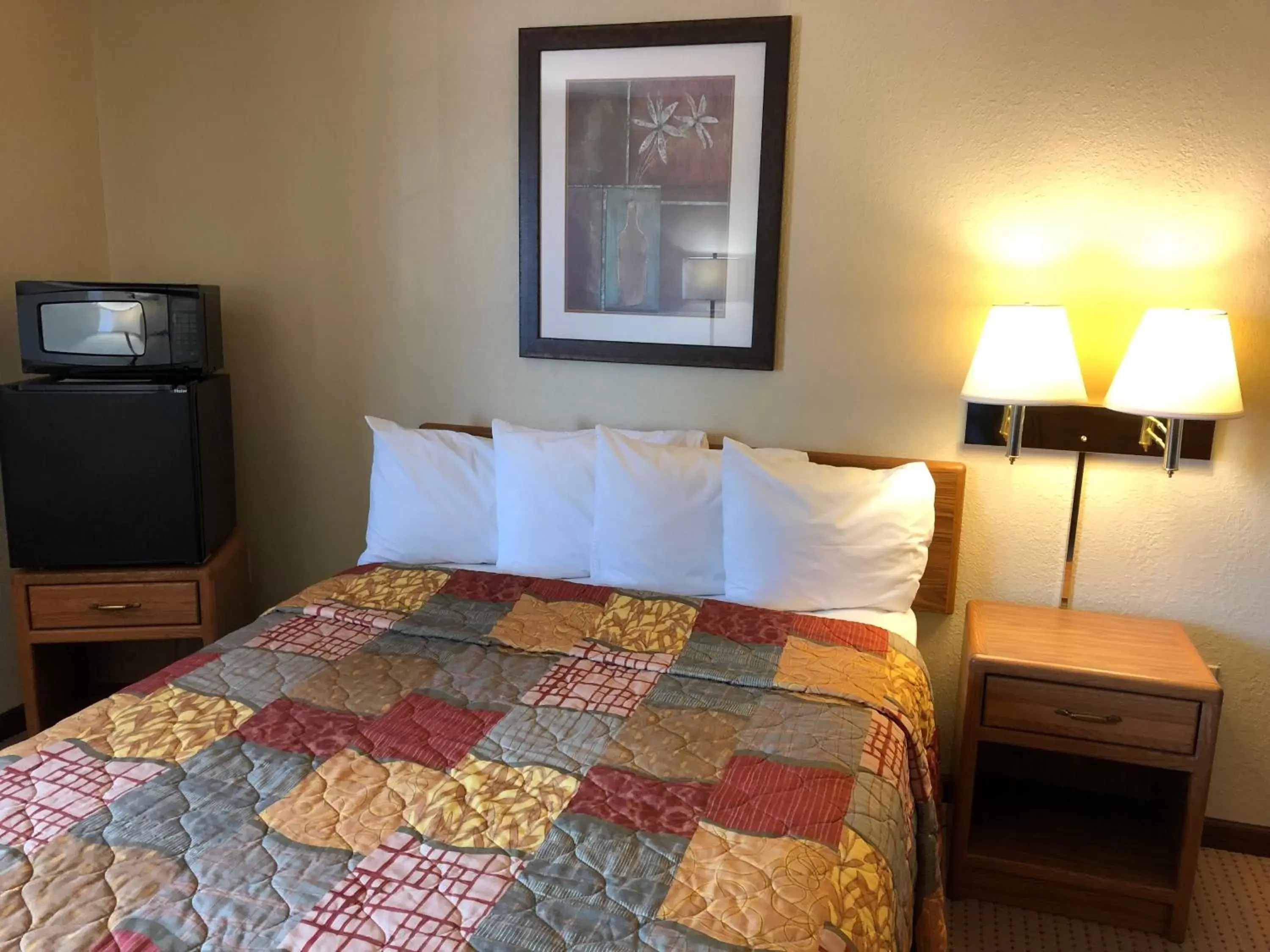 Bed in Days Inn by Wyndham Iron Mountain