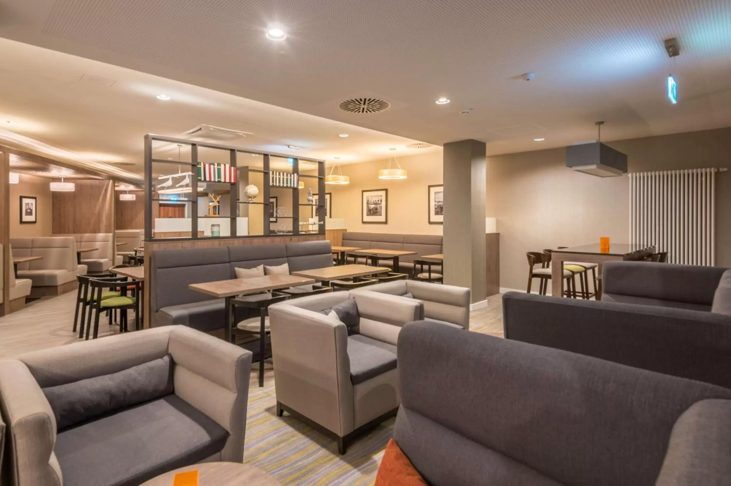 Lobby or reception, Lounge/Bar in Hampton By Hilton Munich City West