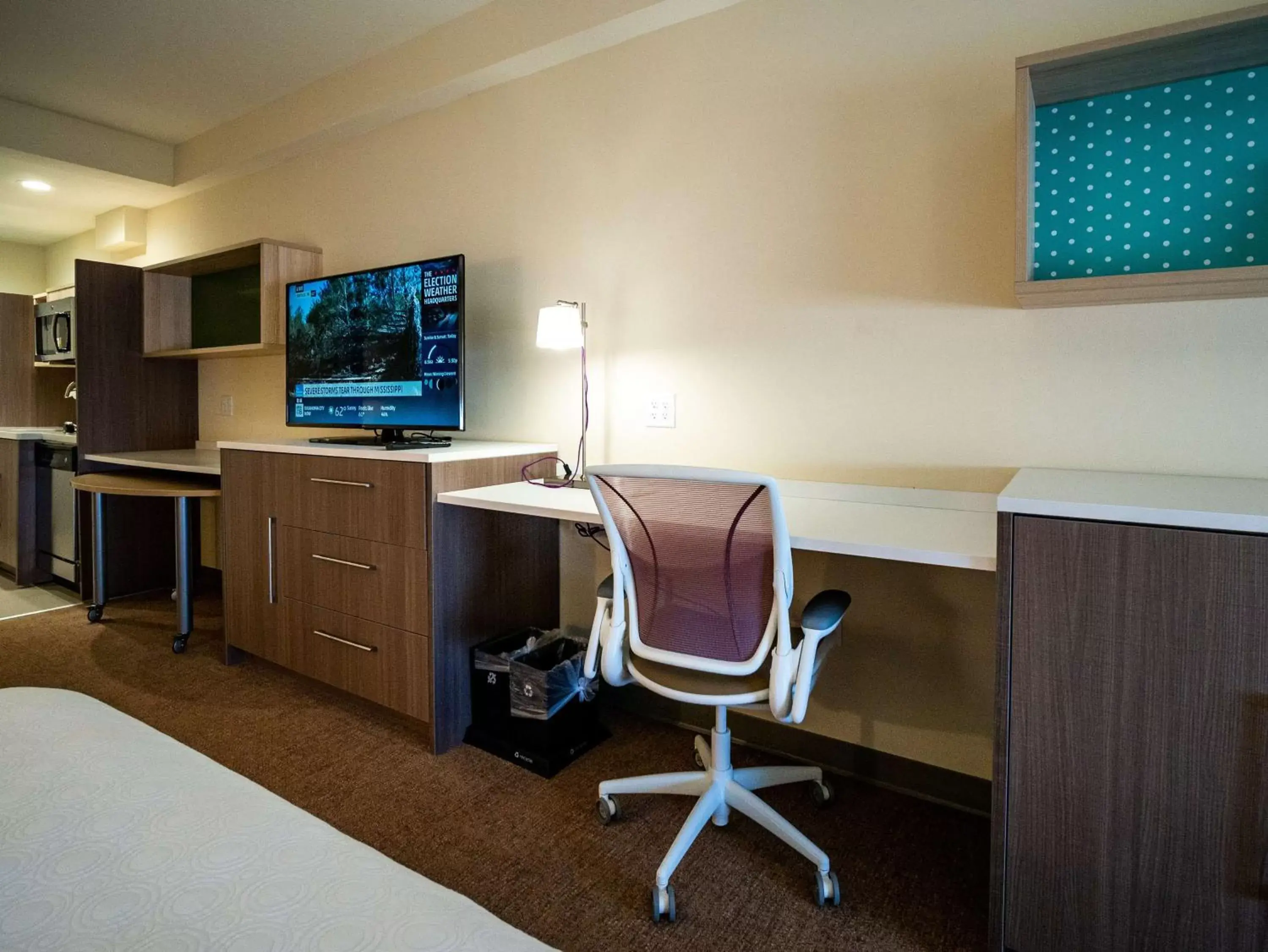 Bedroom, TV/Entertainment Center in Home2 Suites By Hilton Oklahoma City Nw Expressway