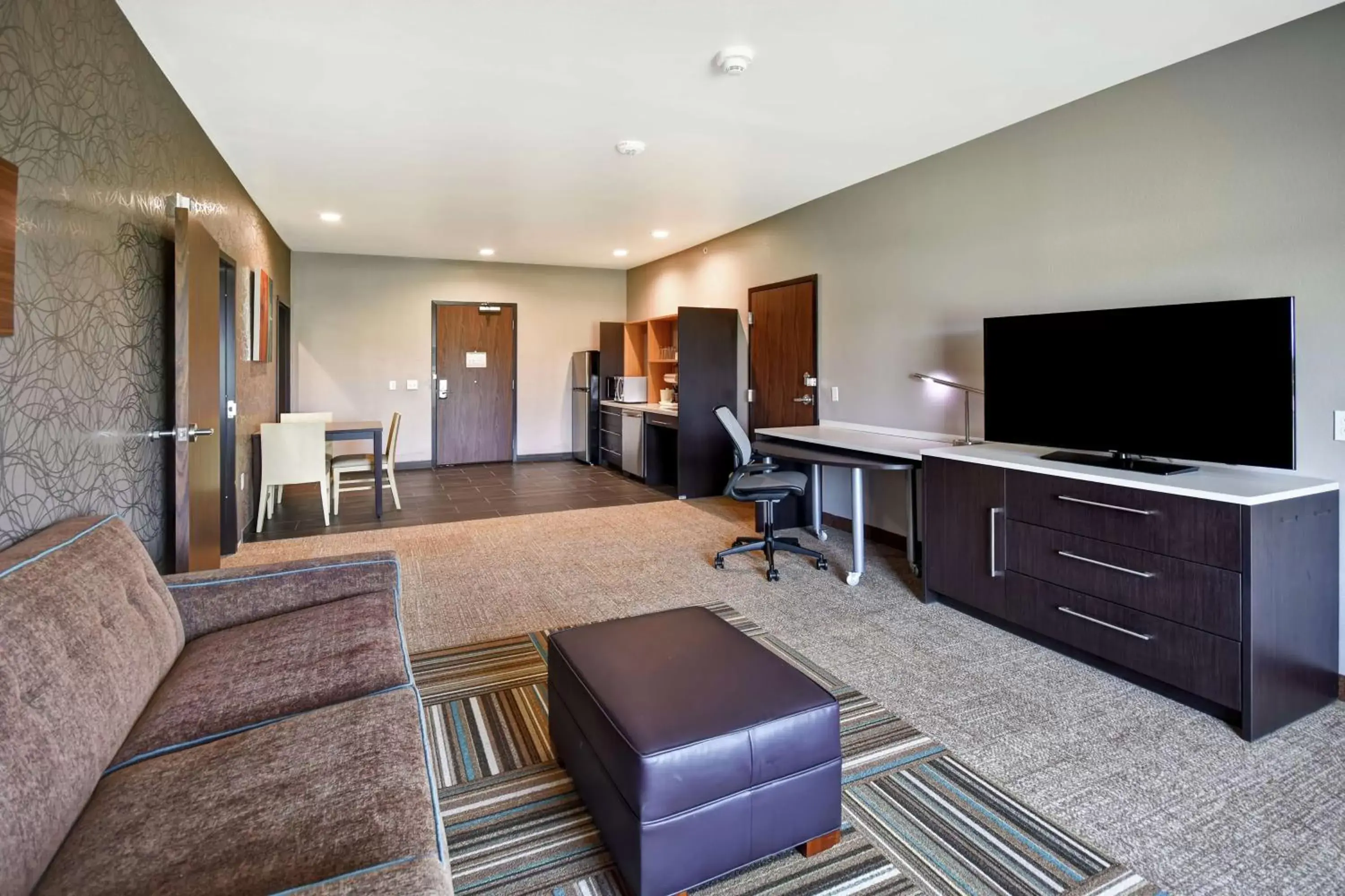 Bedroom, Seating Area in Home2 Suites By Hilton El Reno