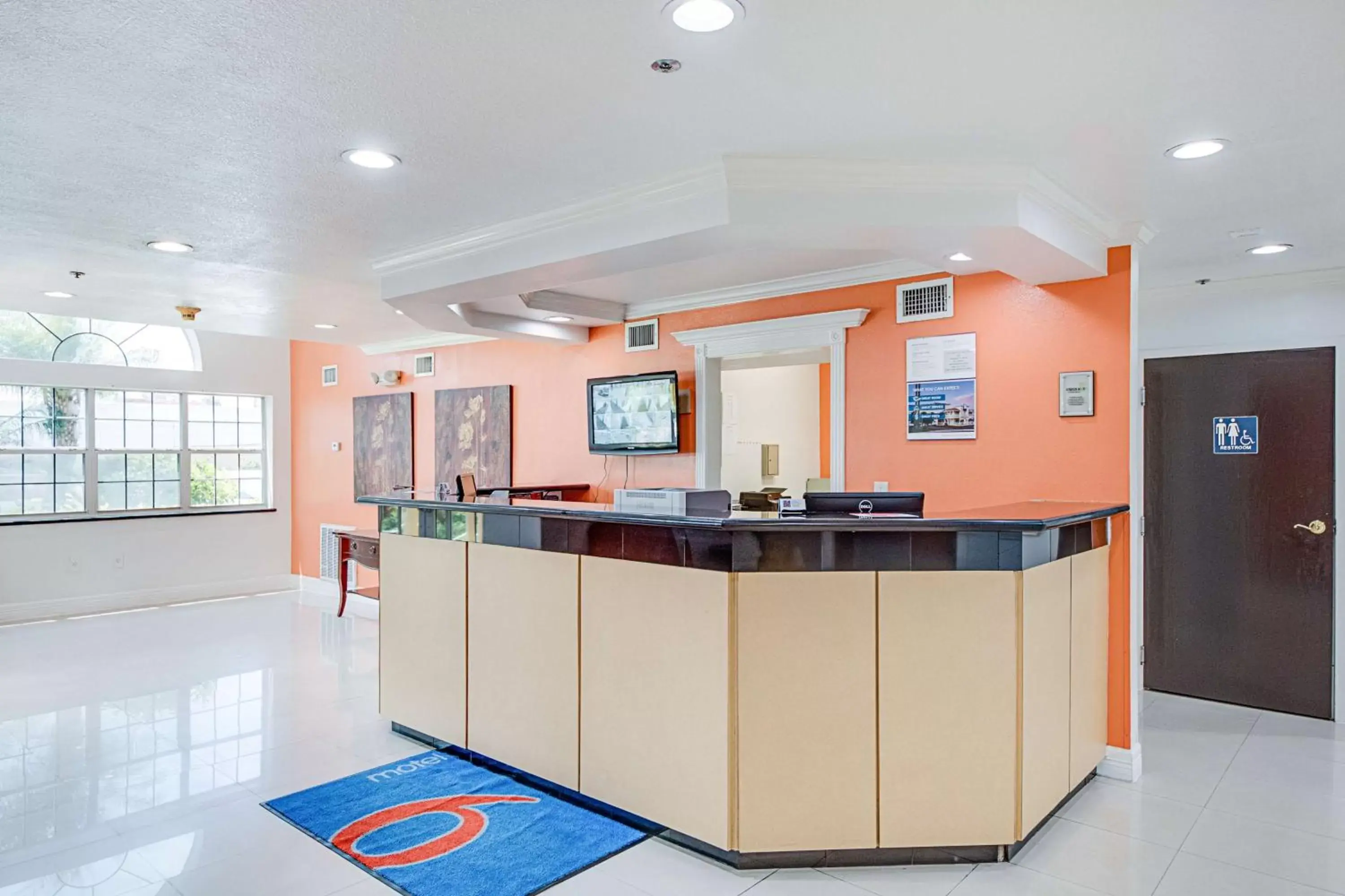 Communal lounge/ TV room, Lobby/Reception in Motel 6-McAllen, TX - East