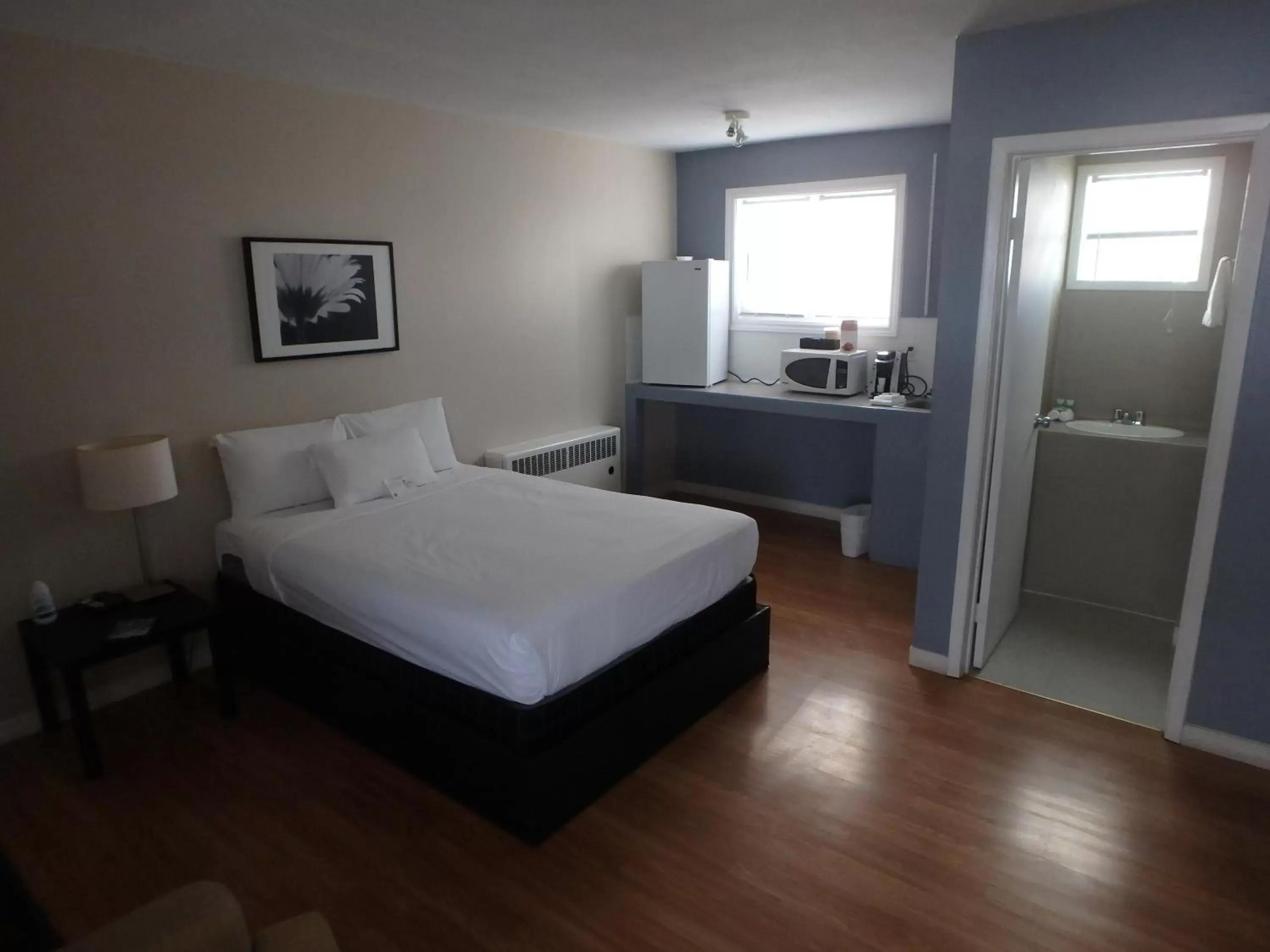 Bathroom, Bed in Wheel Inn Motel