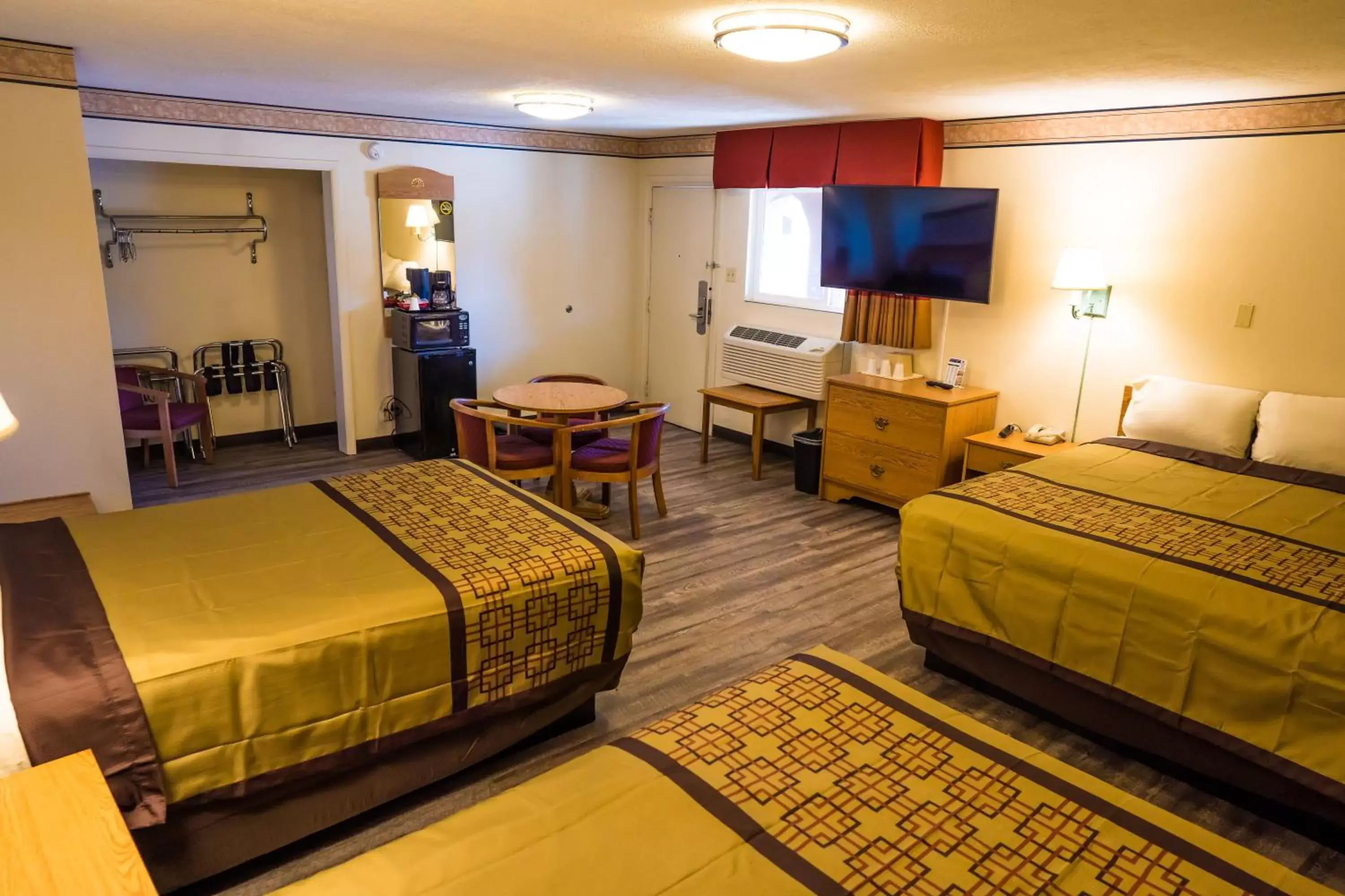 Photo of the whole room, Bed in Rodeway Inn Albuquerque Downtown on Rt 66 Photo of the whole room, Bed in Rodeway Inn Albuquerque Downtown on Rt 66