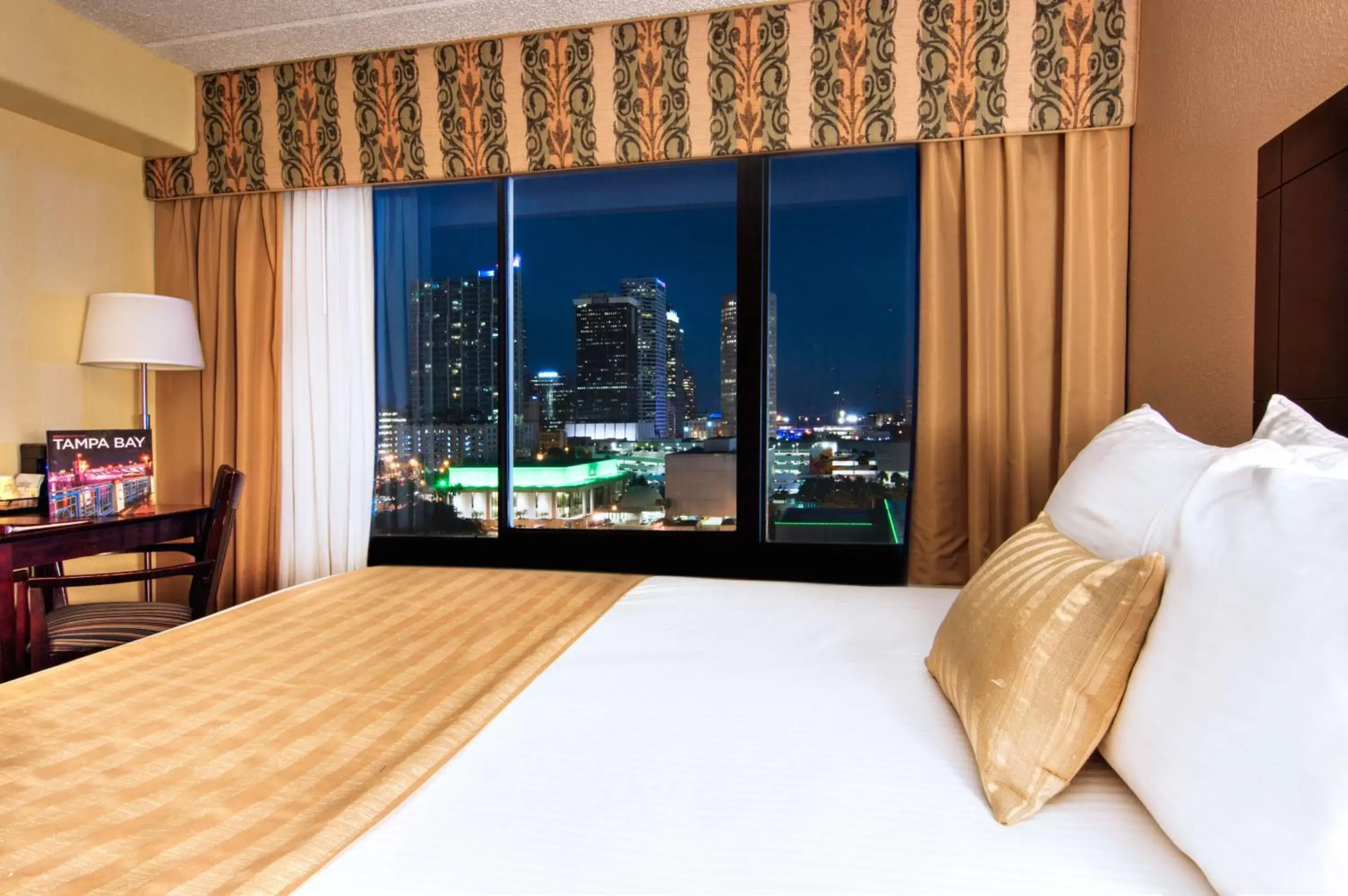 City view, Bed in The Barrymore Hotel Tampa Riverwalk