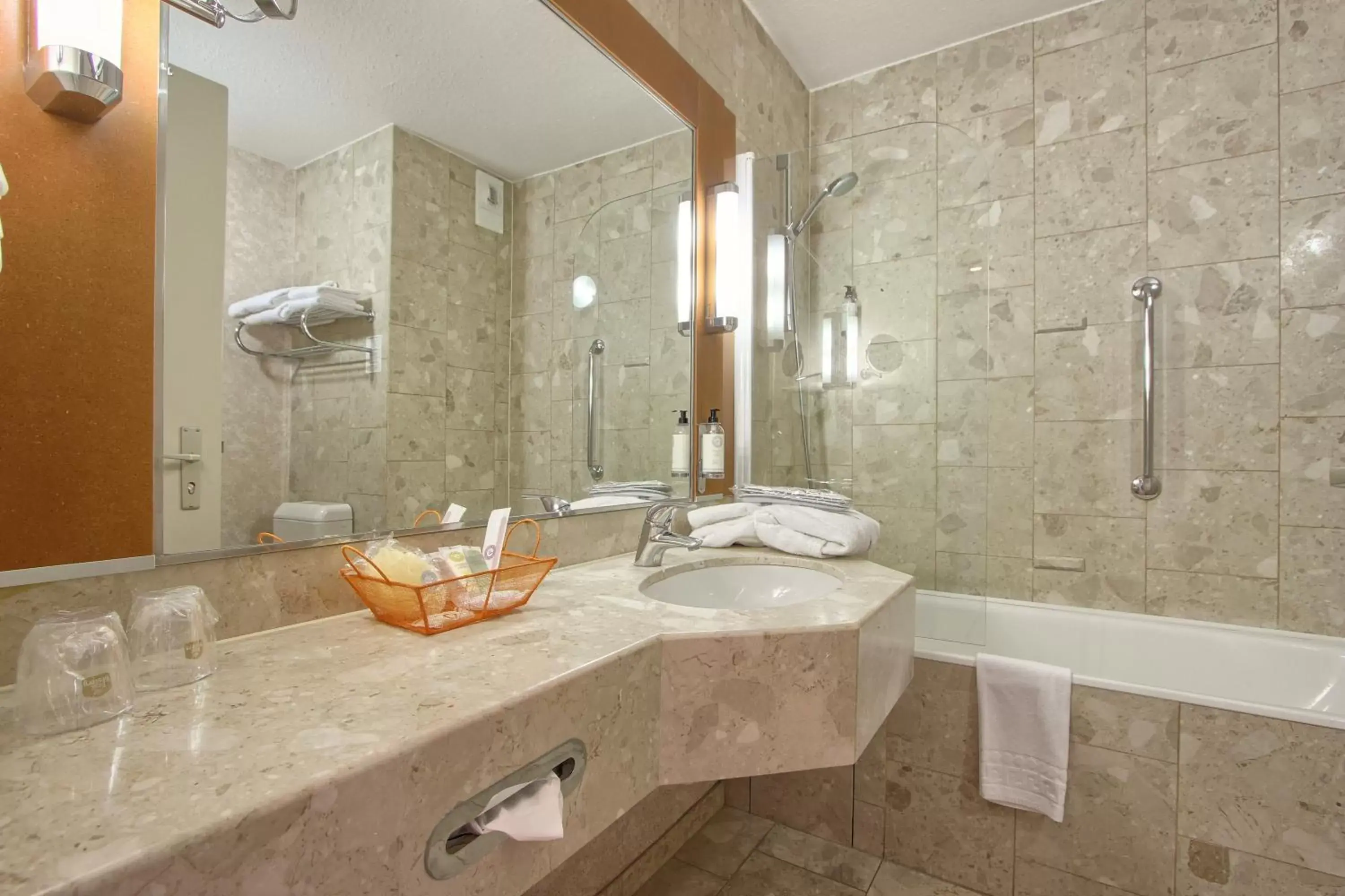 Bathroom in Hotel Inn Paris CDG Airport - ex Best Western