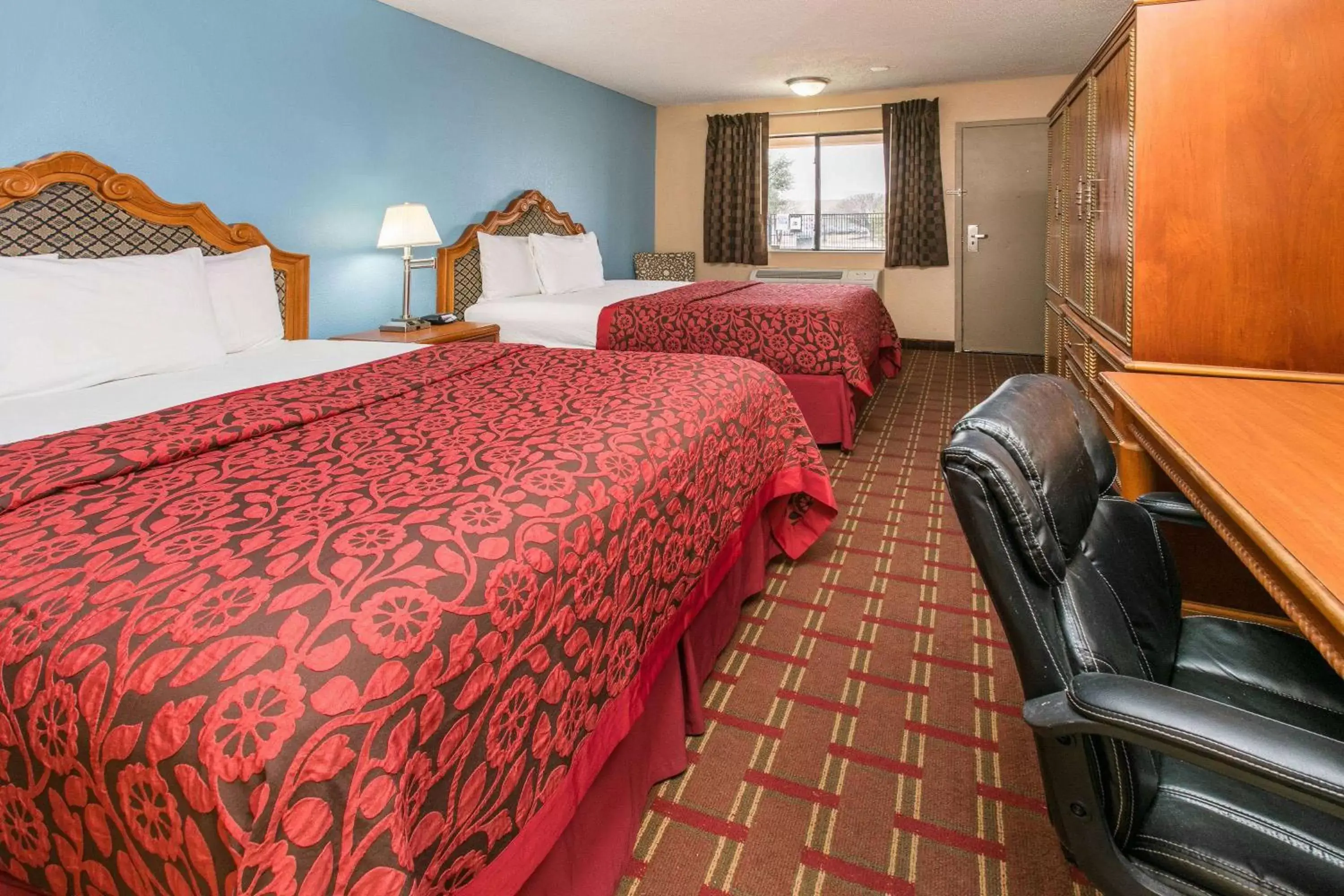 Photo of the whole room, Bed in Days Inn by Wyndham McKinney