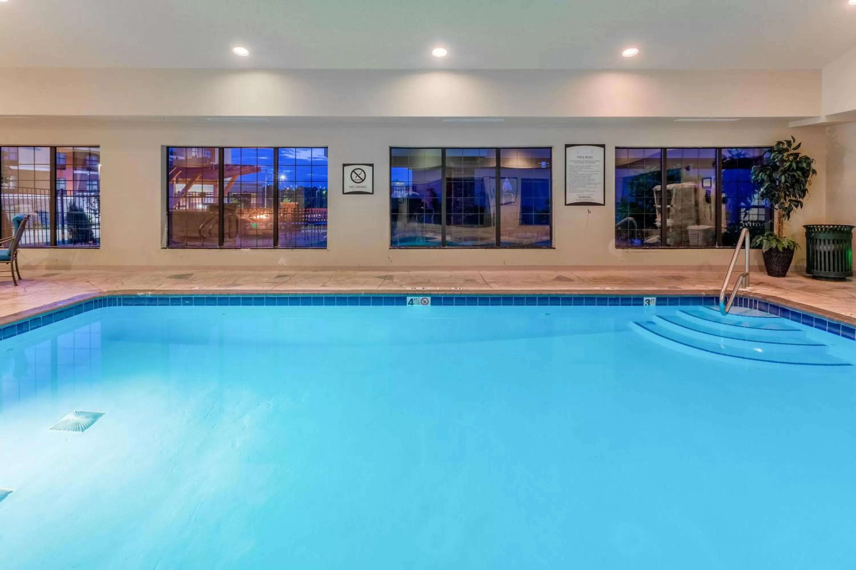 Swimming pool in Staybridge Suites Davenport by IHG Swimming pool in Staybridge Suites Davenport by IHG