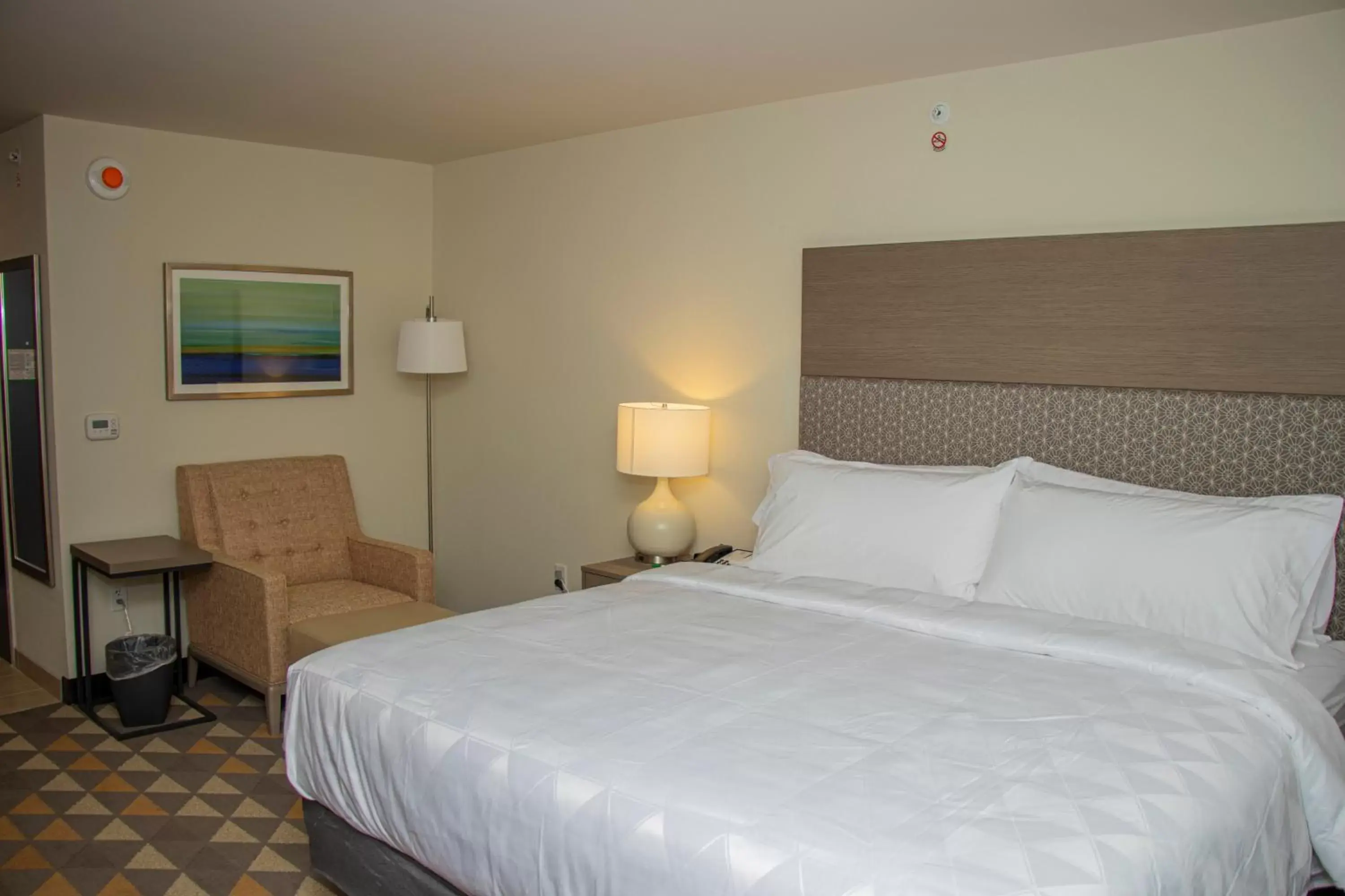 Bed in Holiday Inn - Kansas City - Northeast, an IHG Hotel