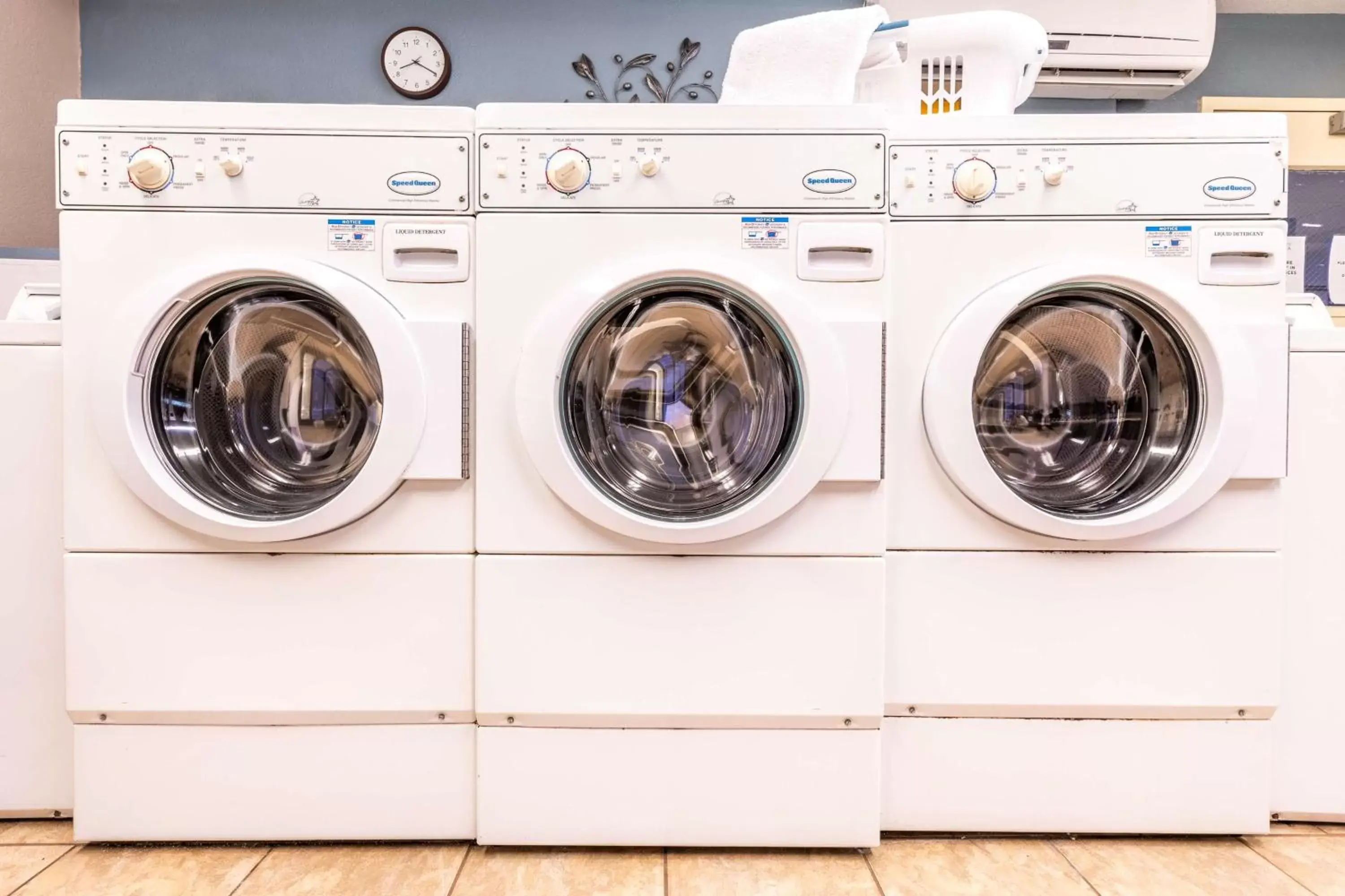 laundry in Sonesta Simply Suites Chicago O'Hare Airport