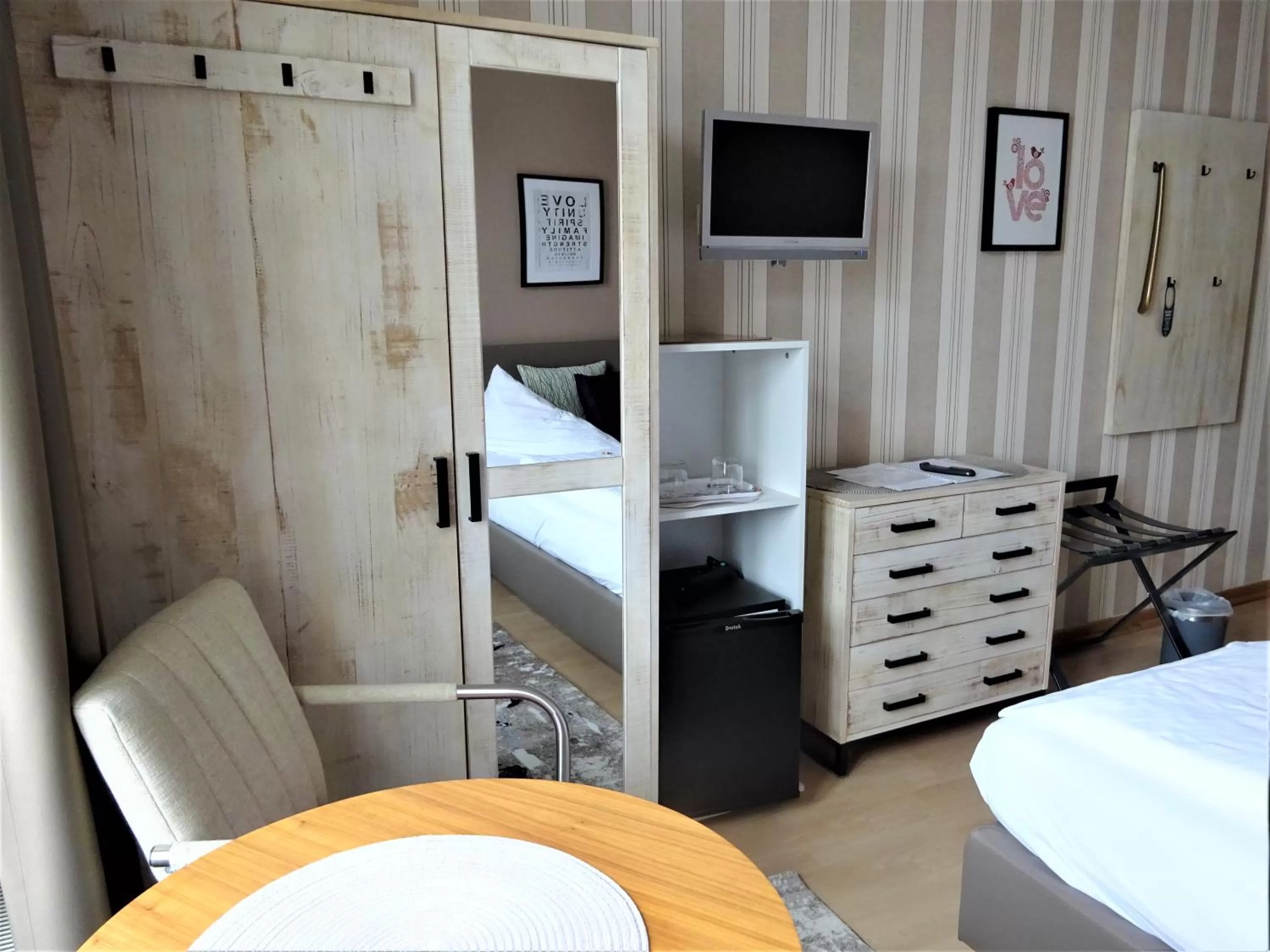 TV and multimedia, Bed in Hotel Pension Zur Fährbrücke