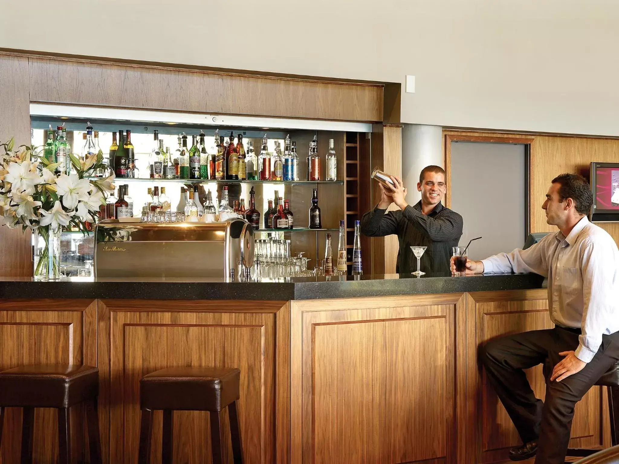 Lobby or reception, Lounge/Bar in Mercure Queenstown Resort
