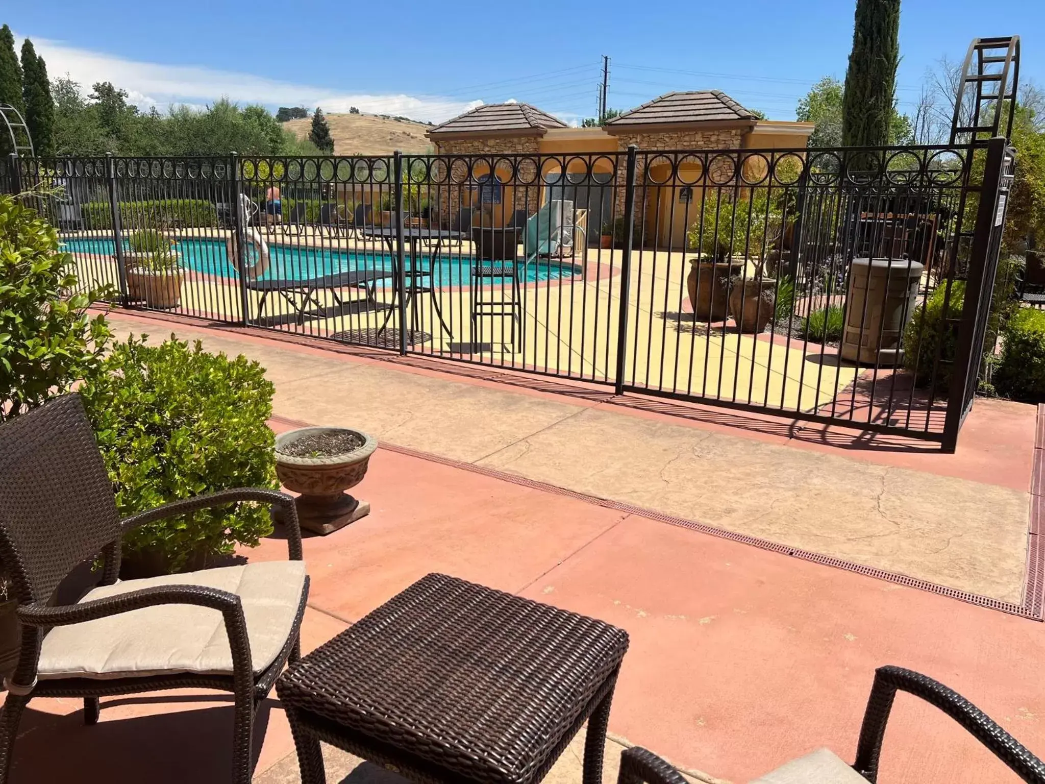 Swimming pool, Balcony/Terrace in Holiday Inn Express Hotel & Suites El Dorado Hills, an IHG Hotel