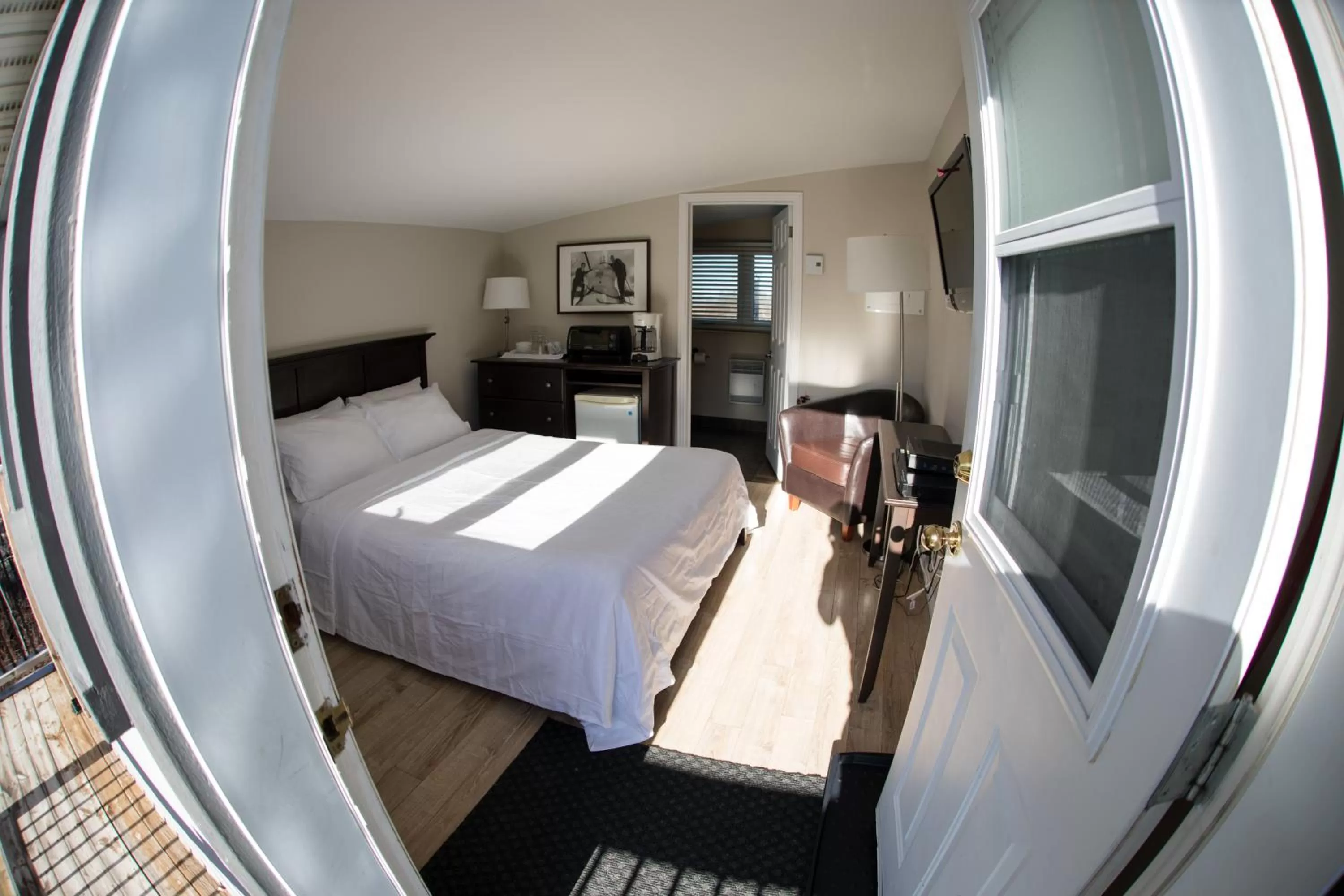 Bed in Le Montagnard, Auberge Hôtel & Chalets