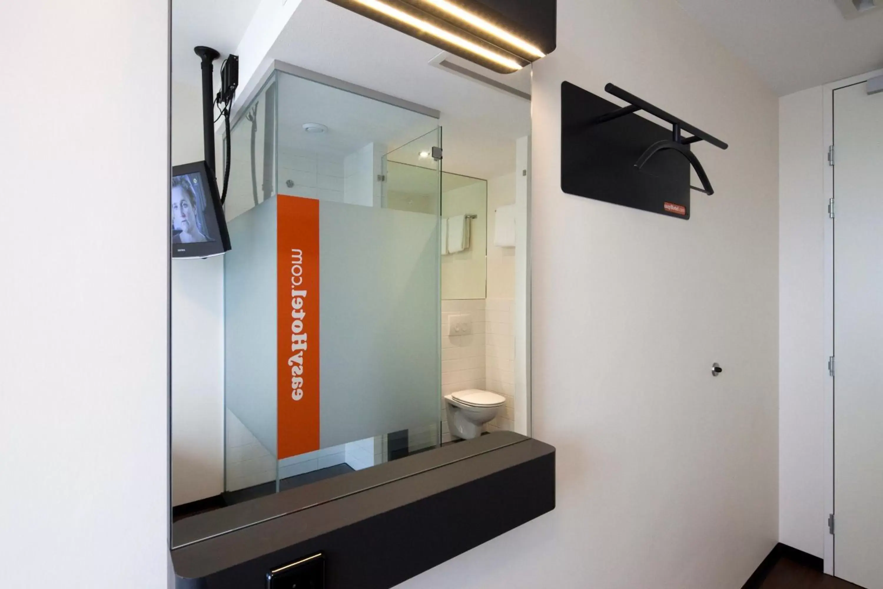 Bathroom, TV/Entertainment Center in easyHotel Amsterdam City Centre South