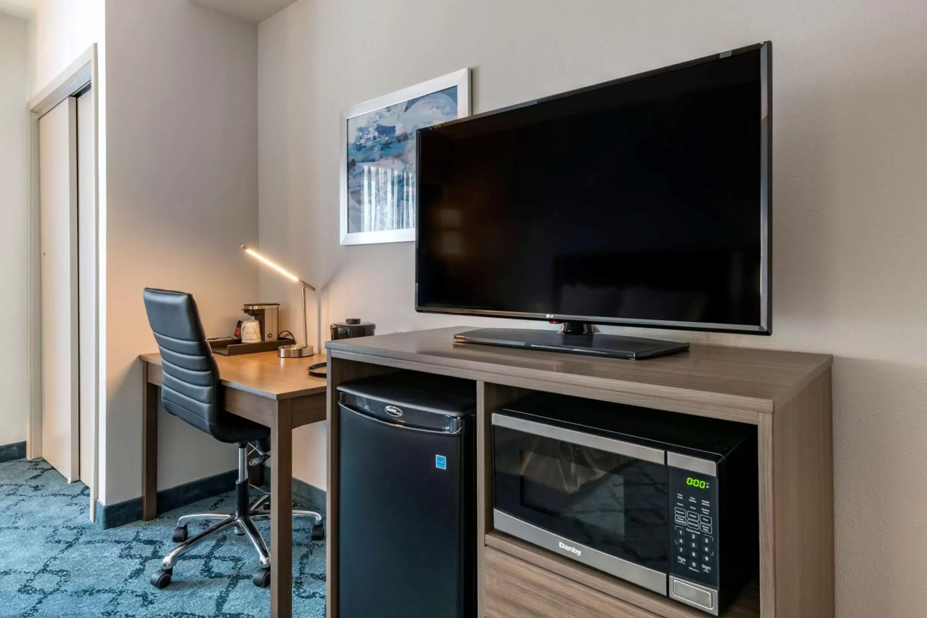 TV and multimedia, TV/Entertainment Center in Best Western Plus Lakeland