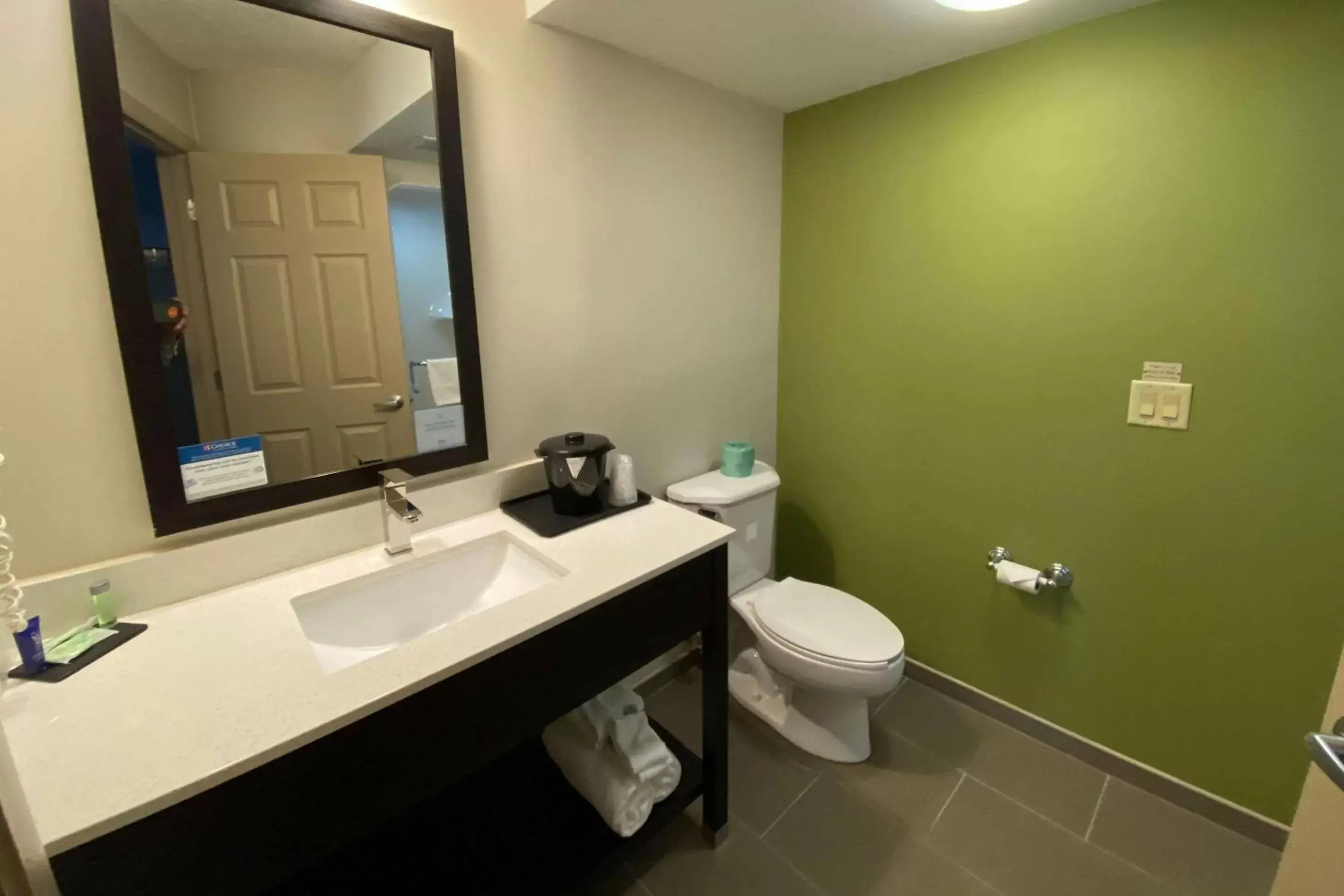 Bedroom, Bathroom in Sleep Inn & Suites Niantic