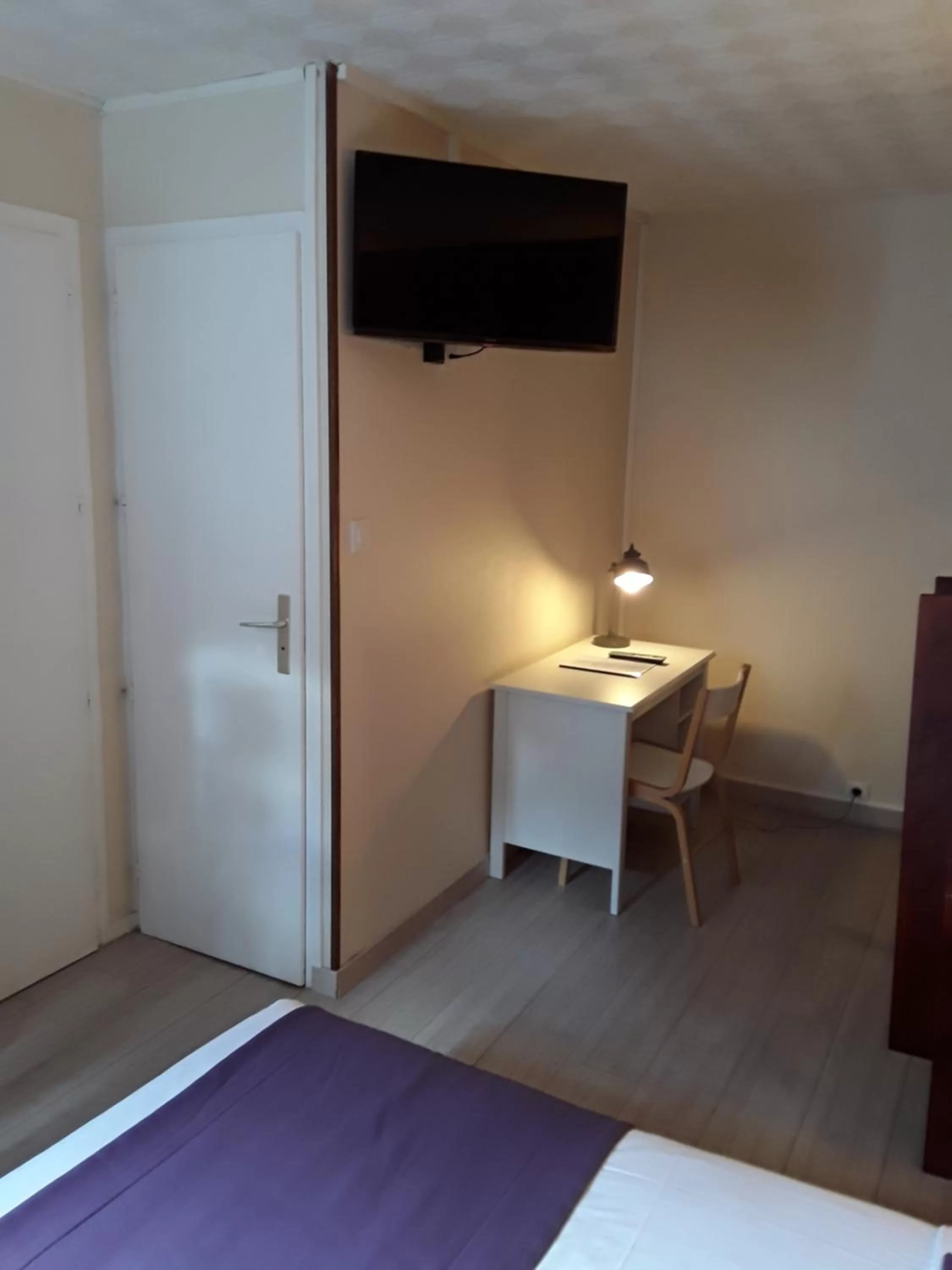 TV and multimedia, Bed in Hôtel du Midi