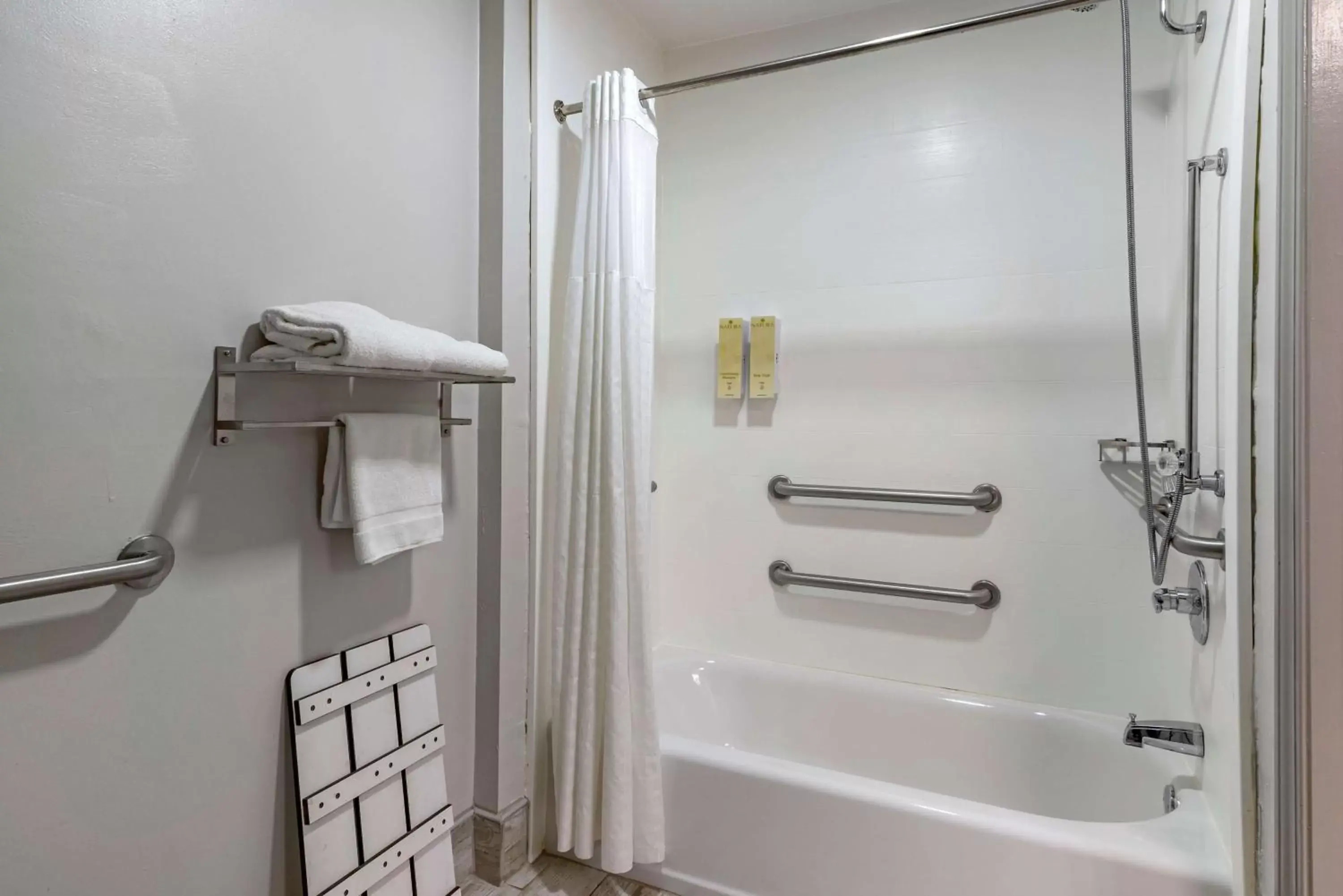 Bathroom in Best Western Allatoona Inn & Suites Bathroom in Best Western Allatoona Inn & Suites