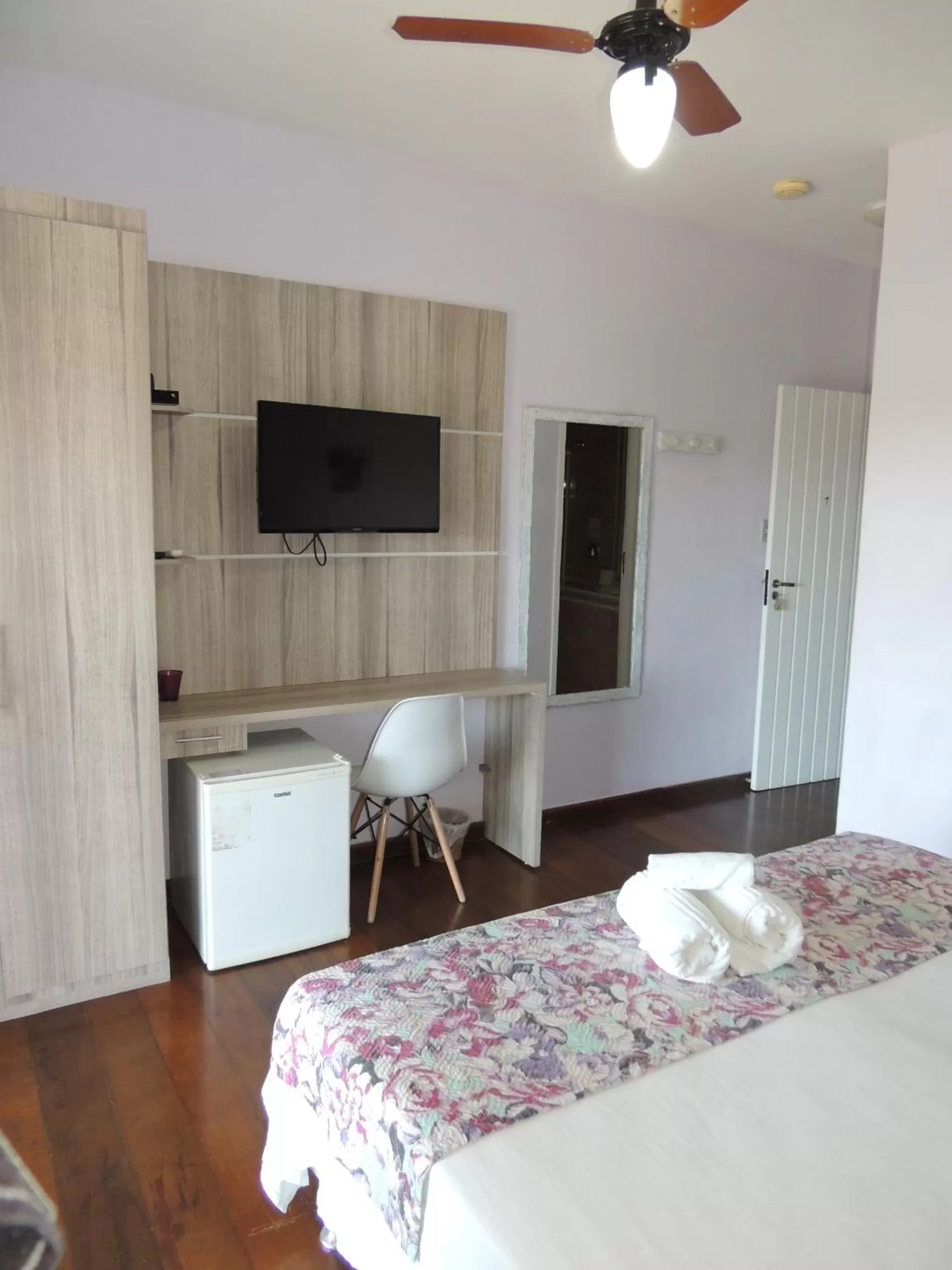 Photo of the whole room, Bed in Pousada Akaroa