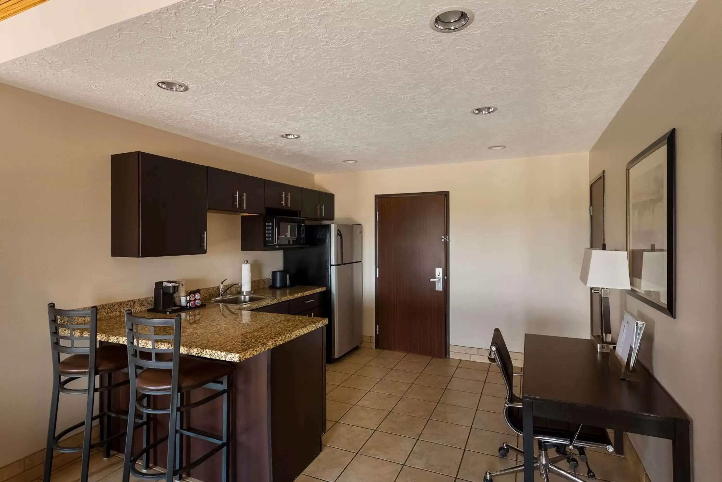 Photo of the whole room, Kitchen/Kitchenette in Best Western Plus Landmark Hotel