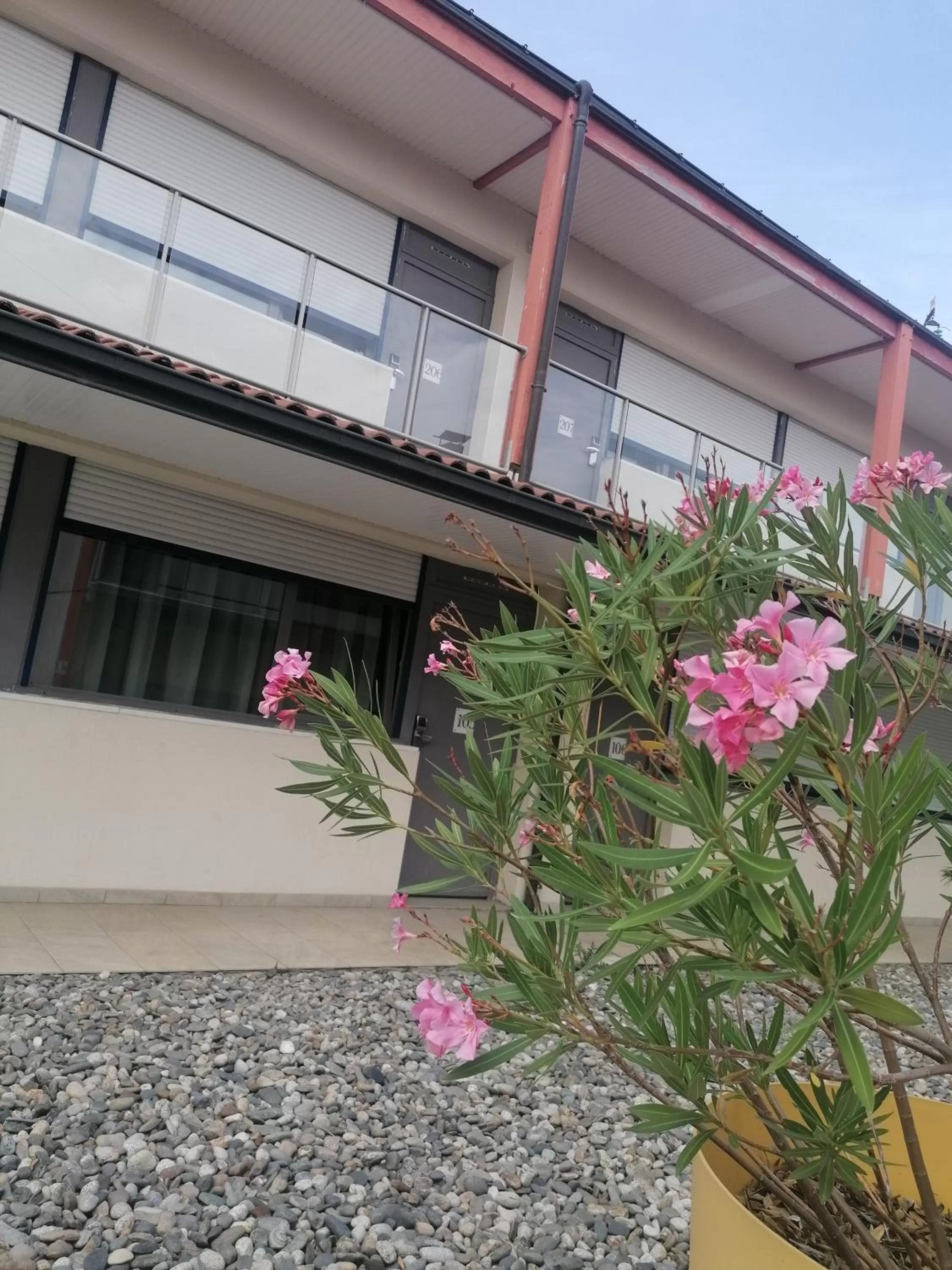 Property building in Kyriad Toulouse Sud - Roques